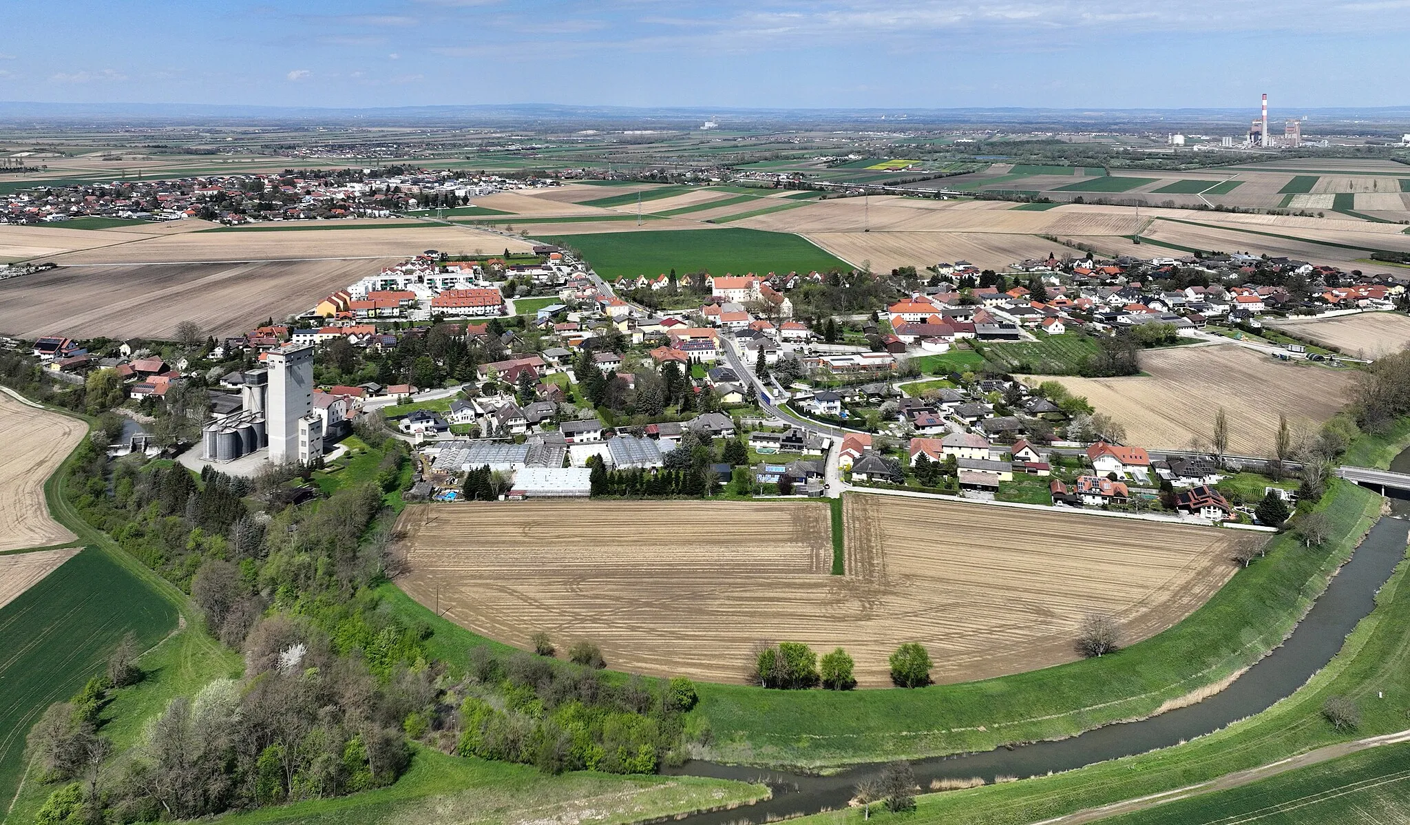 Photo showing: Aerial view of Atzenbrugg in Lower Austria.