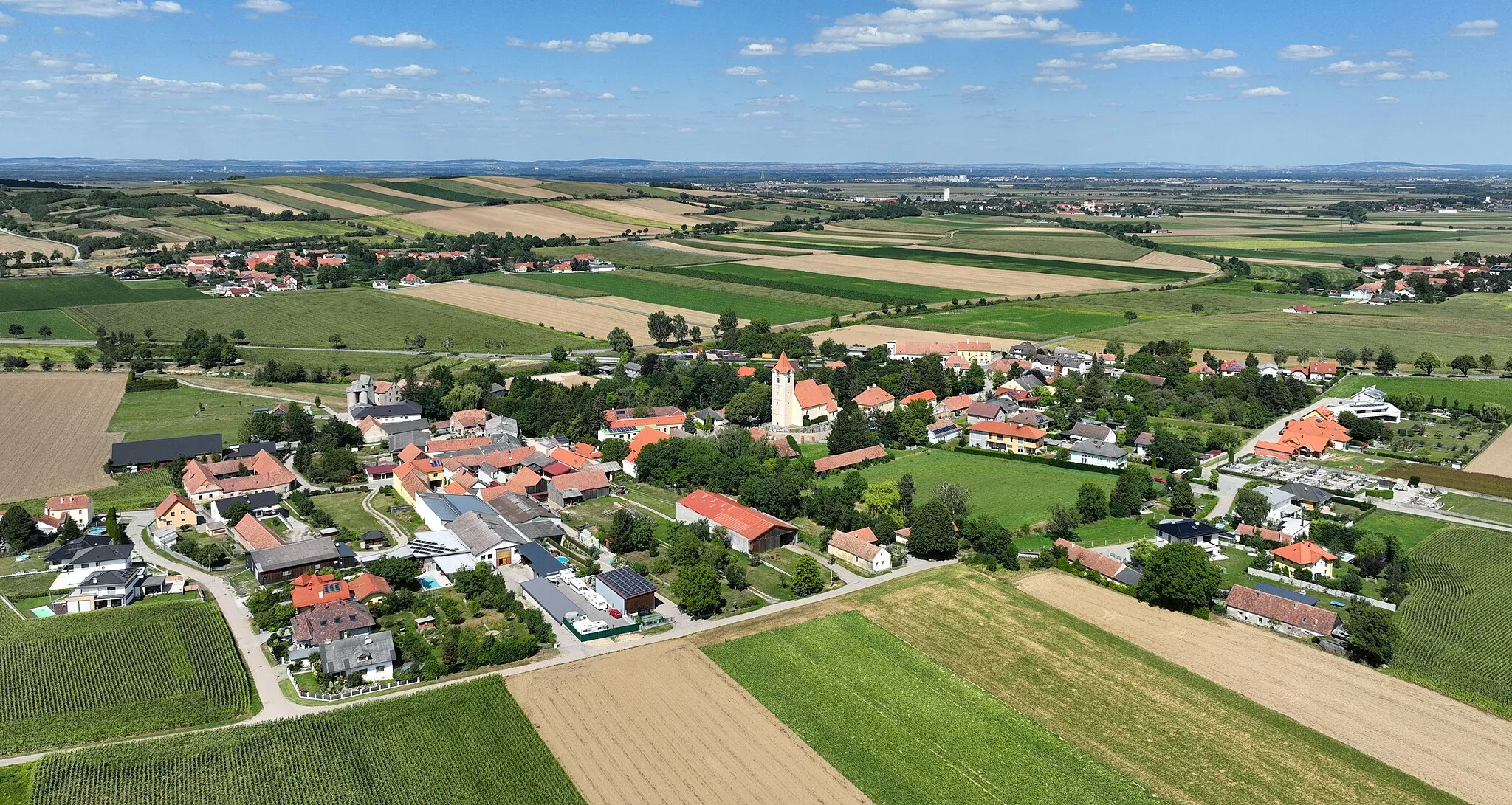 Photo showing: South-southwest view of Abstetten in Lower Austria.