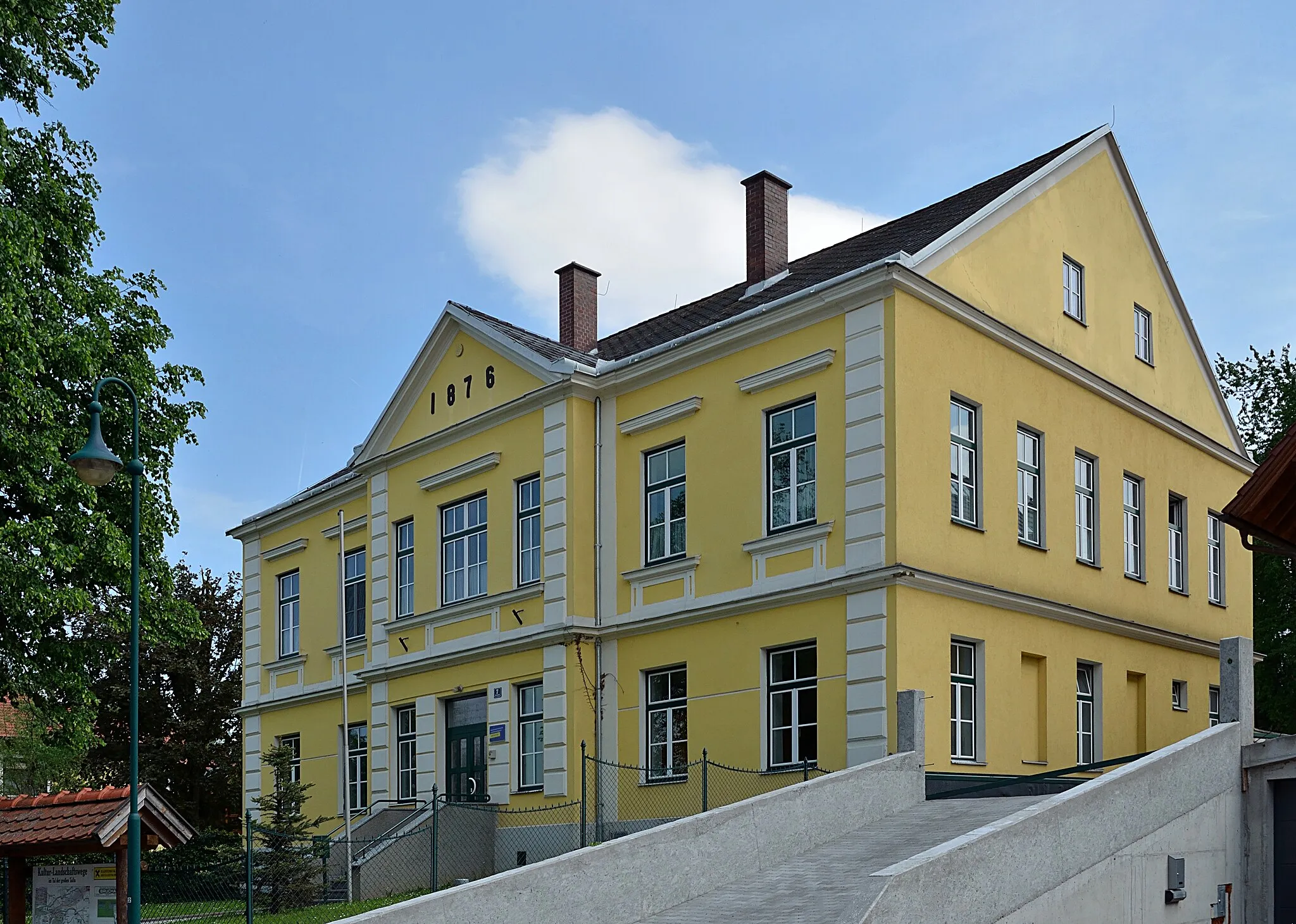 Photo showing: Former school in Abstetten, municipality of Sieghartskirchen, Lower Austria. Built in 1876, now nursery school.
