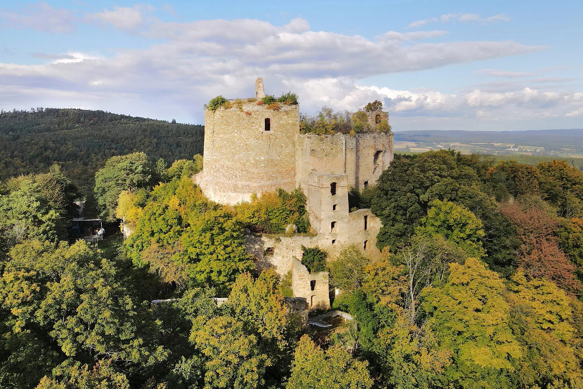 Photo showing: Southwest view of the Landsee castle ruins in Markt Sankt Martin, Austria.