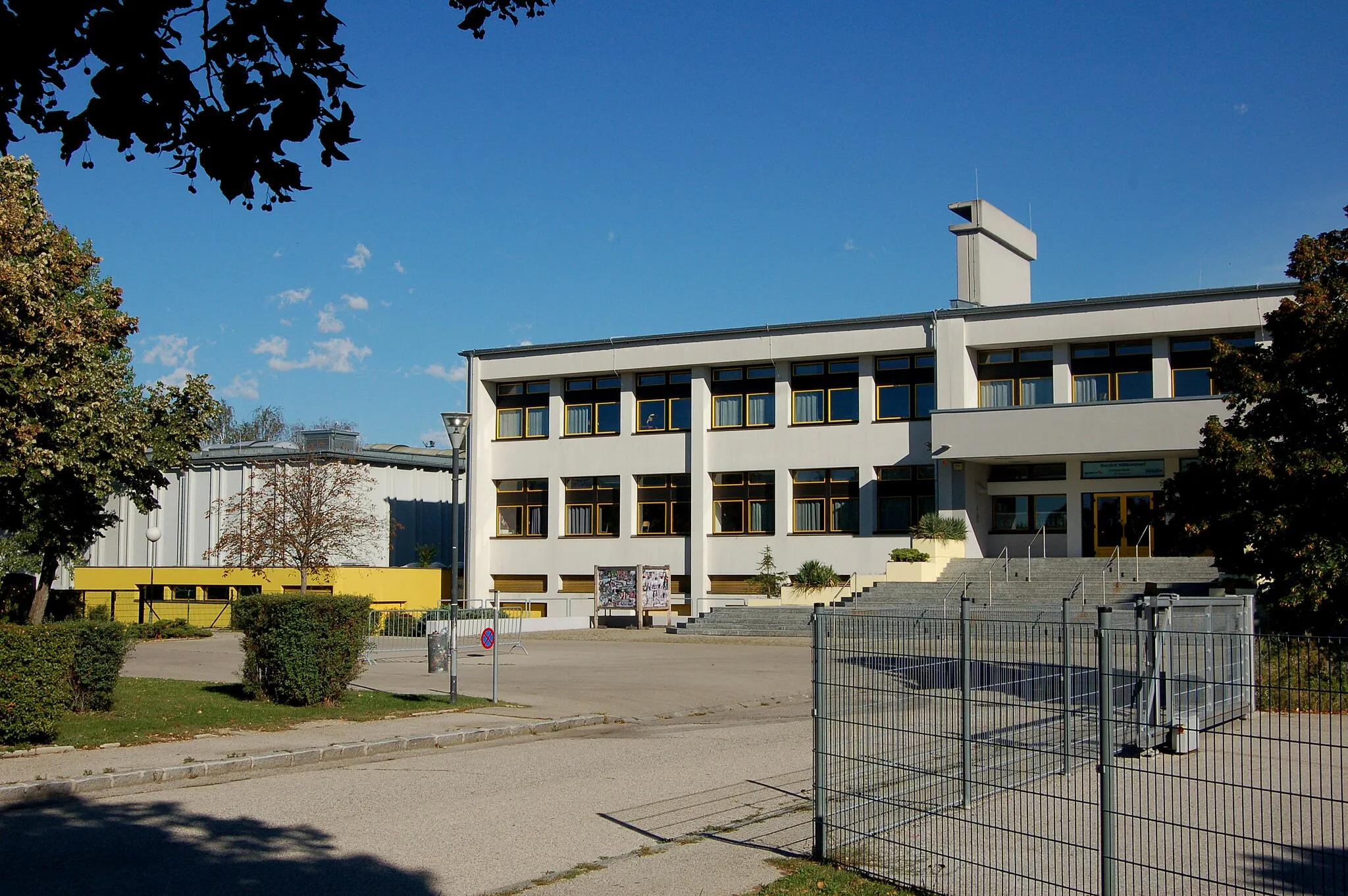 Photo showing: Mittelschule (i.e. Intermediate School) Europaschule in Wiener Neustadt, Lower Austria