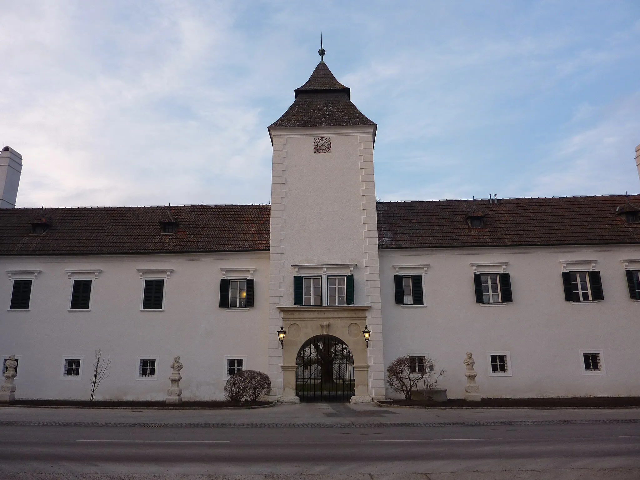 Photo showing: Neuaigen, Tulln, Niederösterreich - Schloss

This media shows the protected monument with the number 32982 in Austria. (Commons, de, Wikidata)