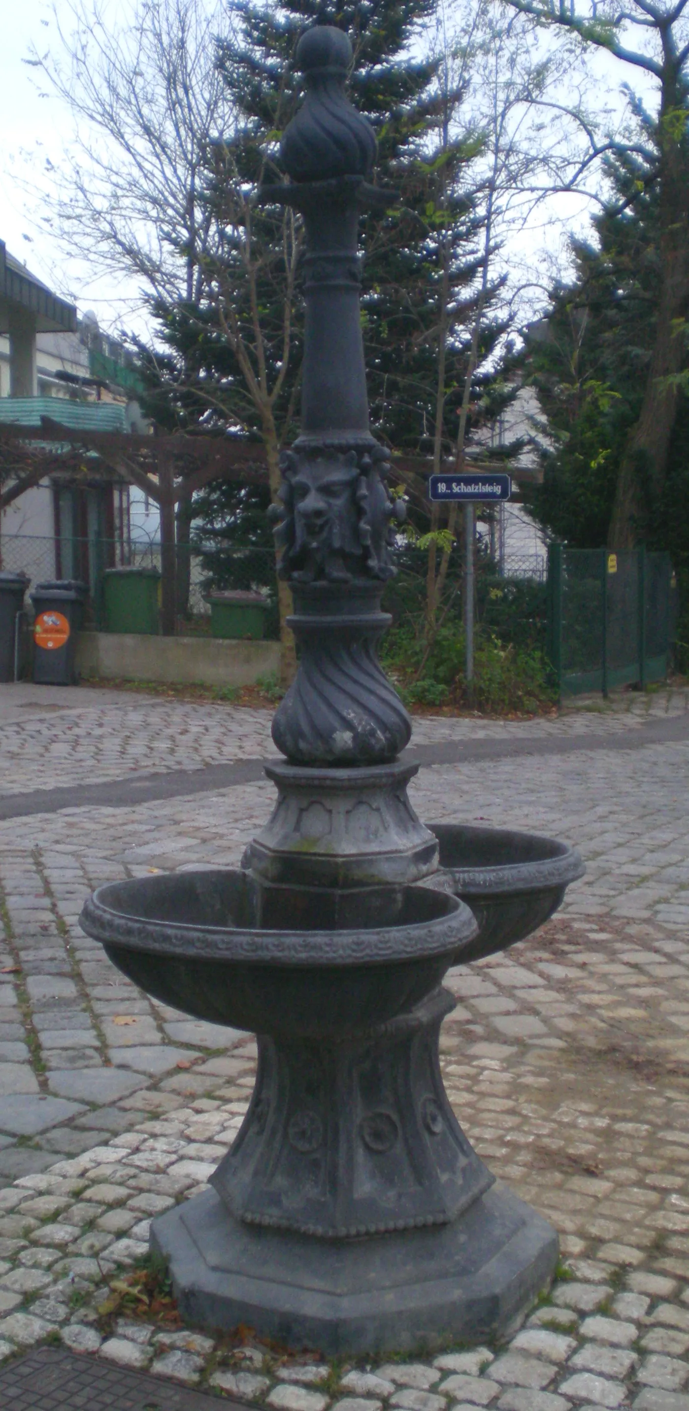 Photo showing: Brunnen in der Sieveringer Straße beim Schatzlsteig.