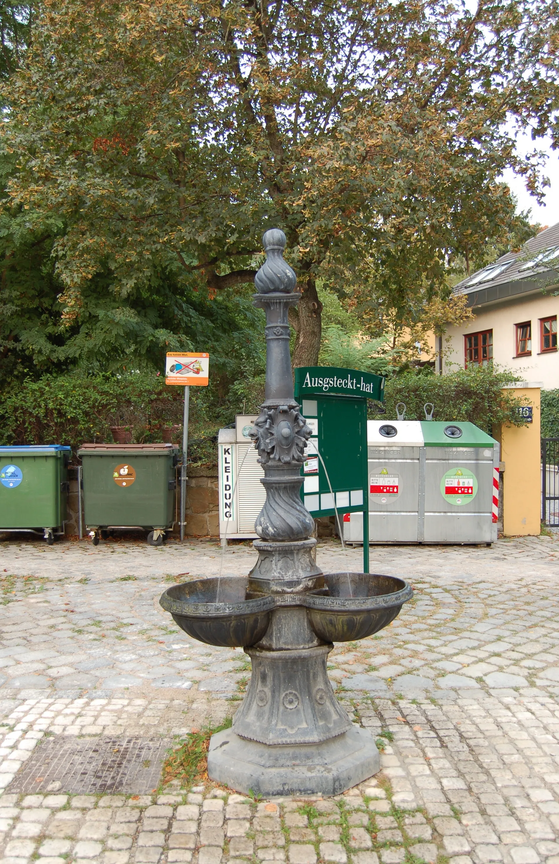 Photo showing: Der Brunnen vor der Sieveringer Straße 116 in Wien-Döbling.