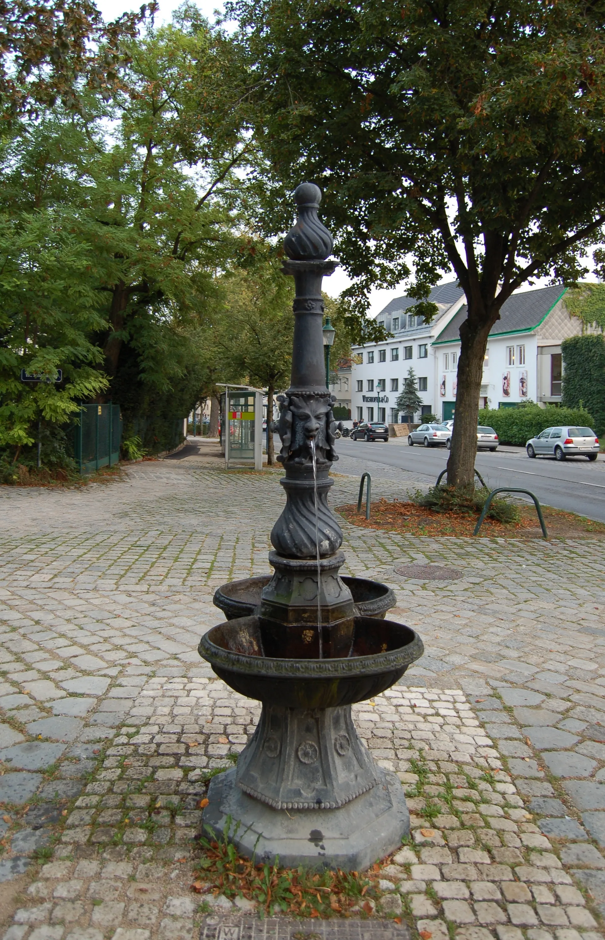 Photo showing: Der Brunnen vor der Sieveringer Straße 116 in Wien-Döbling.