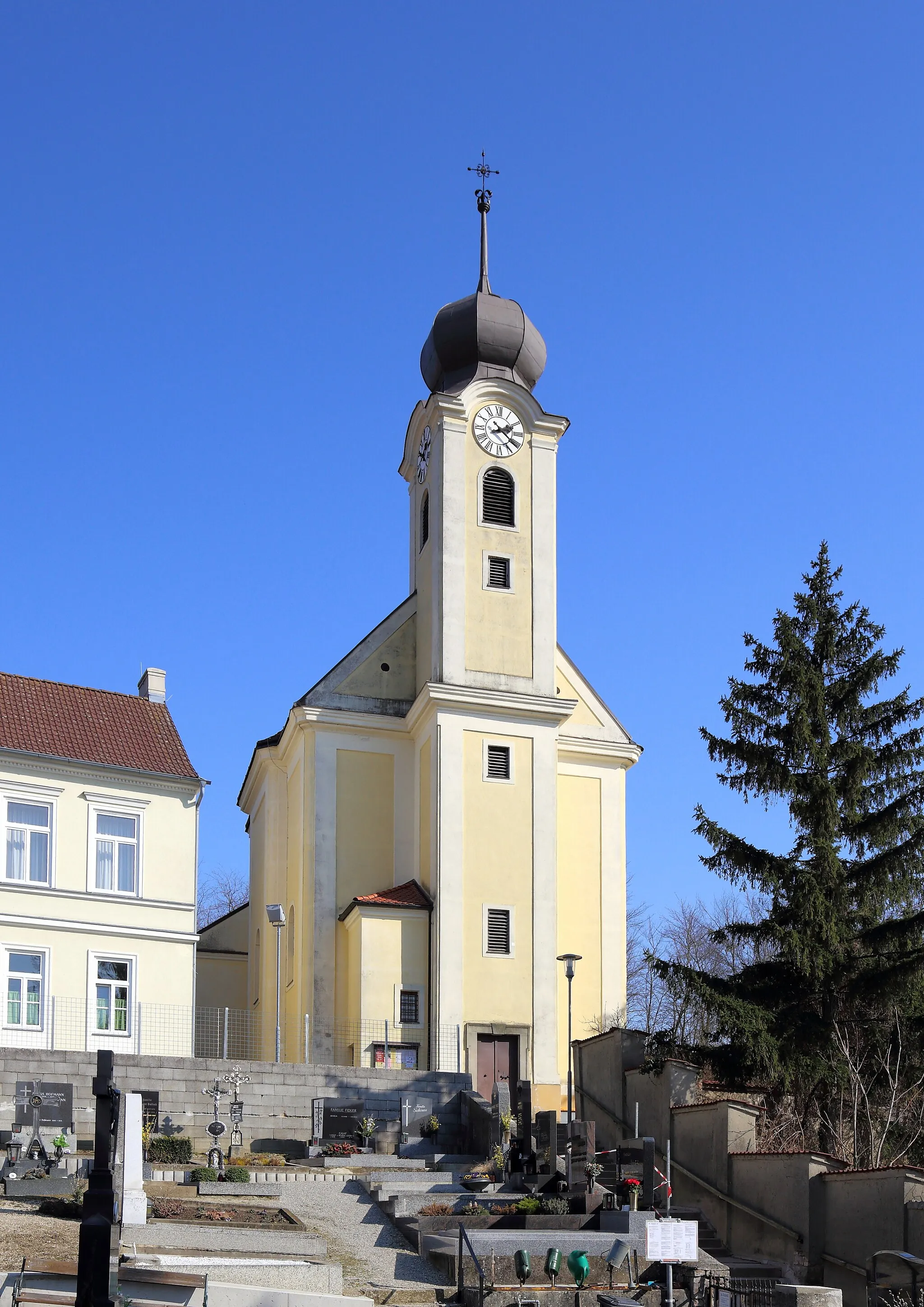Photo showing: Westansicht der katholischen Pfarrkirche hl. Laurentius in Höbersbrunn, ein Ortsteil der niederösterreichischen Marktgemeinde Gaweinstal. Der barocke Sakralbau wurde von 1748 bis 1754 errichtet.