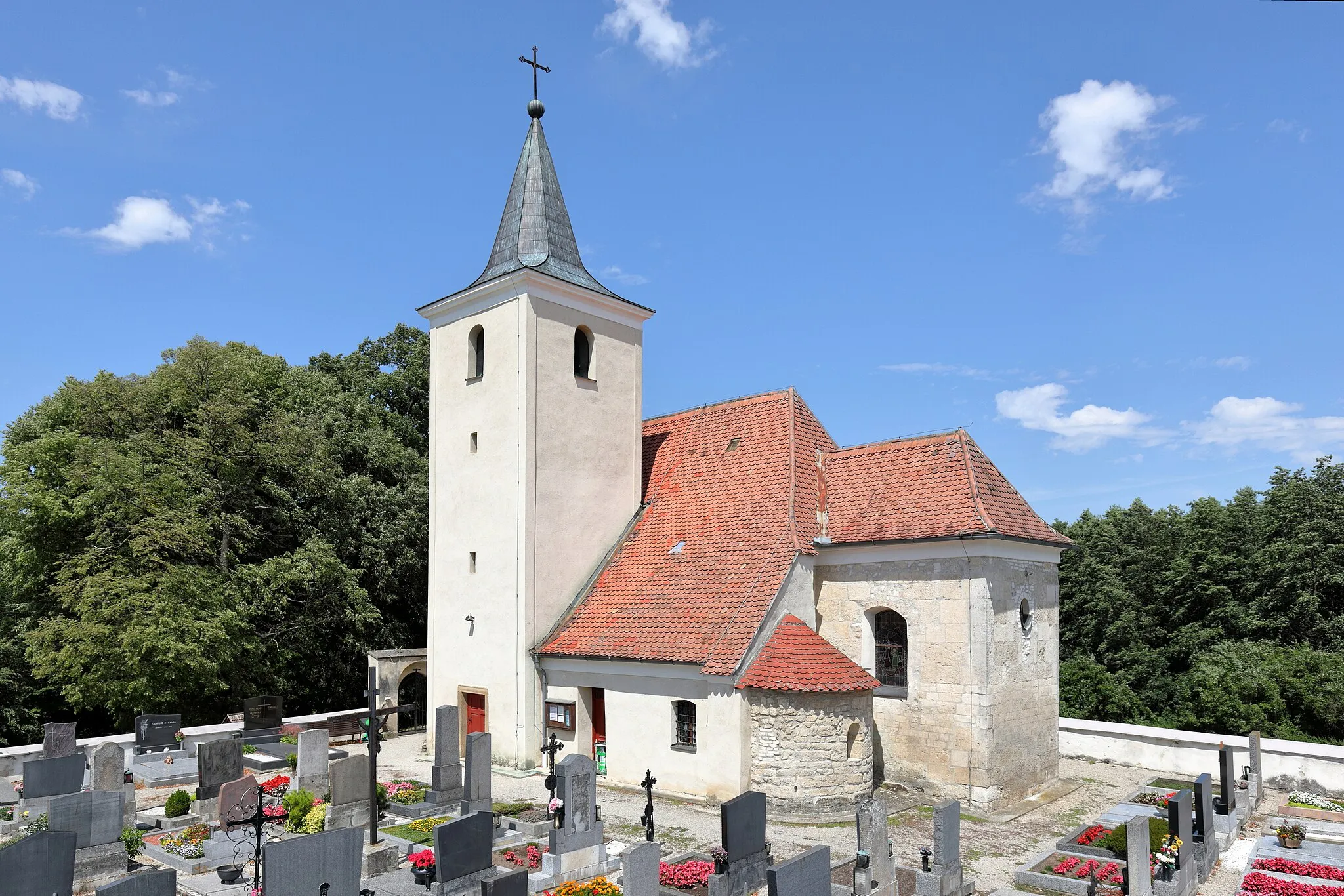 Photo showing: Südostansicht der röm.-kath. Pfarrkirche hl. Ägyd in Grafensulz, ein Ortsteil der niederösterreichischen Marktgemeinde Ladendorf. Die vom Friedhof umgebene und in erhöhter Lage südöstlich des Ortes errichtete Kirche ist eine spätromanische Saalkirche mit eingezogenem Chorquadrat, die zur Barockzeit verändert wurde. Südseitig des Chores ist die Apsis des ehemaligen romanischen Karners aus dem 12. Jahrhundert angebaut, die später durch einen Sakristeizubau mit der östlichen Turmwand verbunden wurde.