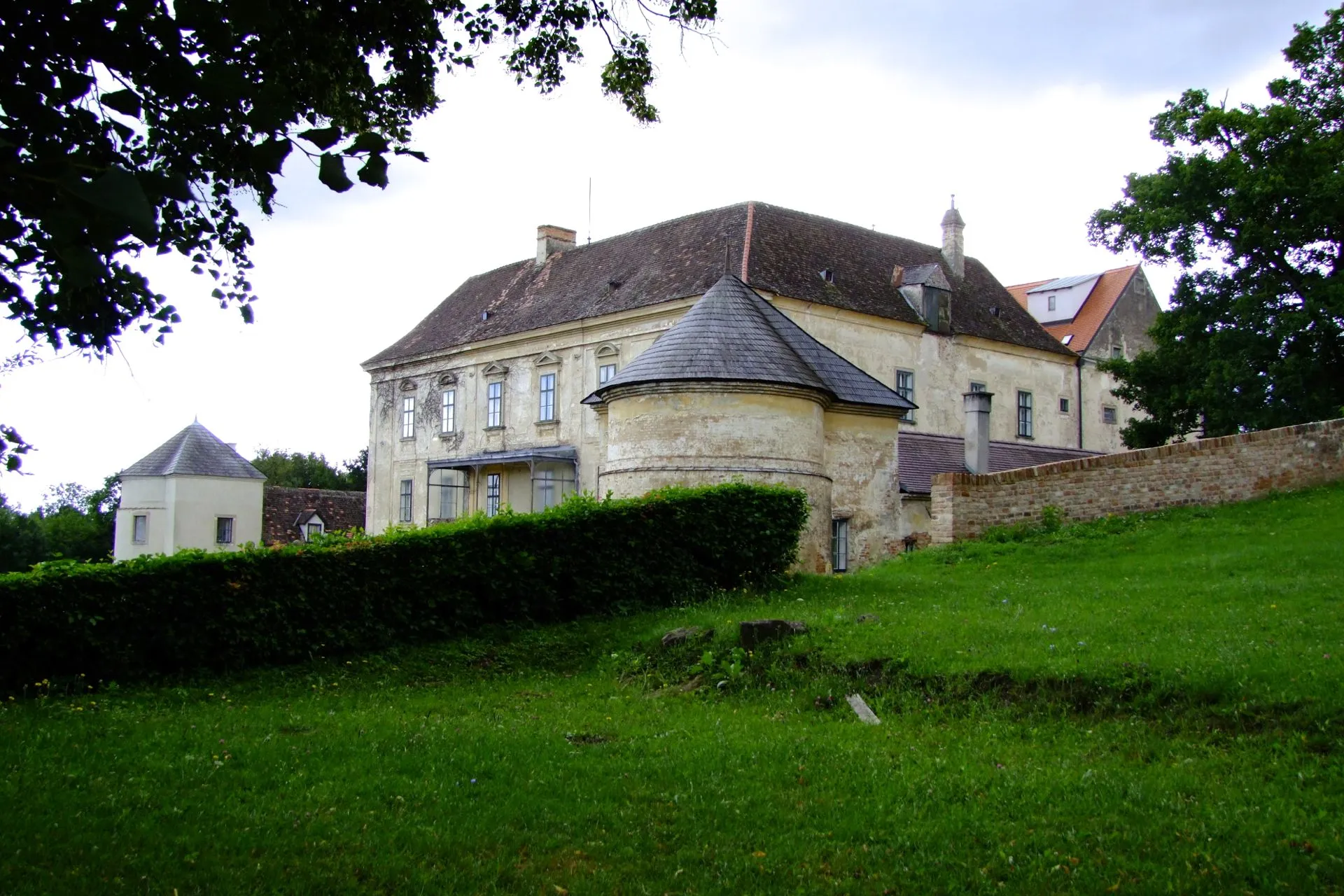 Photo showing: Schlossanlage Karnabrunn
