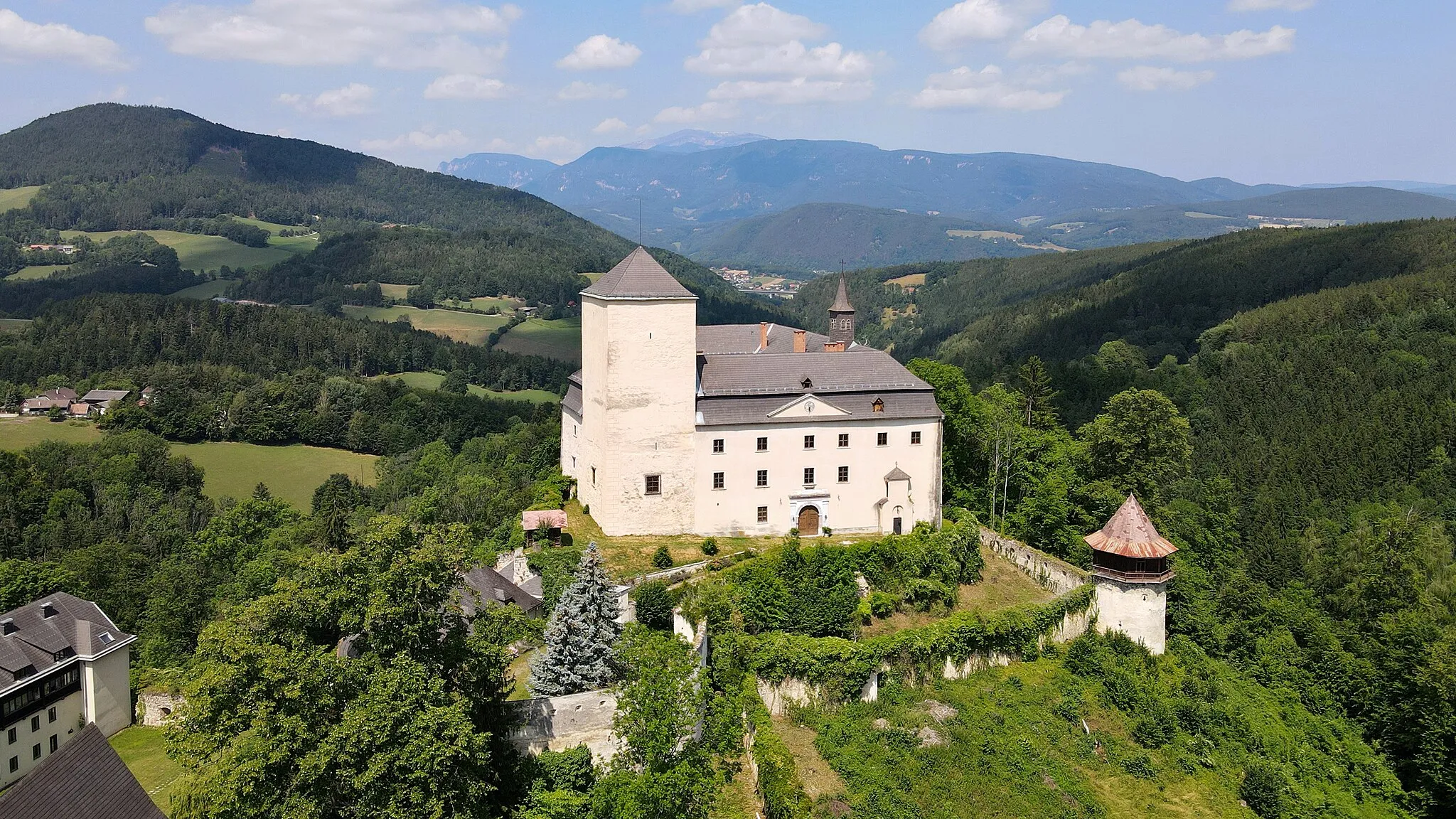 Photo showing: Southeast view of Kranichberg Castle in Kirchberg am Wechsel, Lower Austria.
