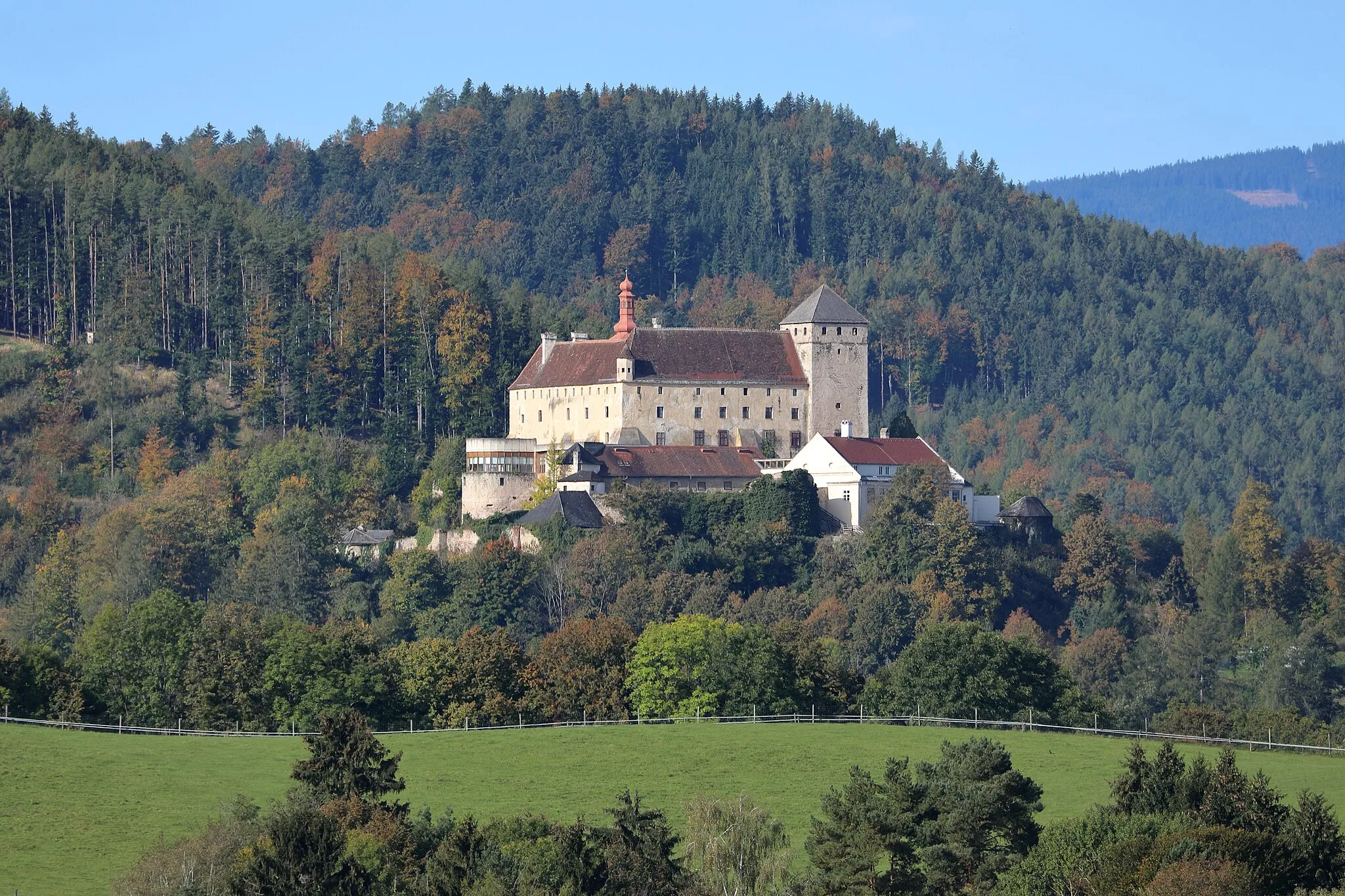 Photo showing: Ostansicht des Schlosses in der niederösterreichischen Marktgemeinde Krumbach. Als Burg Mitte des 13. Jahrhunderts errichtet. Ein Ausbau erfolgte in der zweiten Hälfte des 16. Jahrhunderts und um 1630. Das weithin sichtbare Schloss wurde ab 1992 zu einem Hotel umgebaut und wird seit Herbst 2020 als Elite-Privatschule mit Internat genutzt.