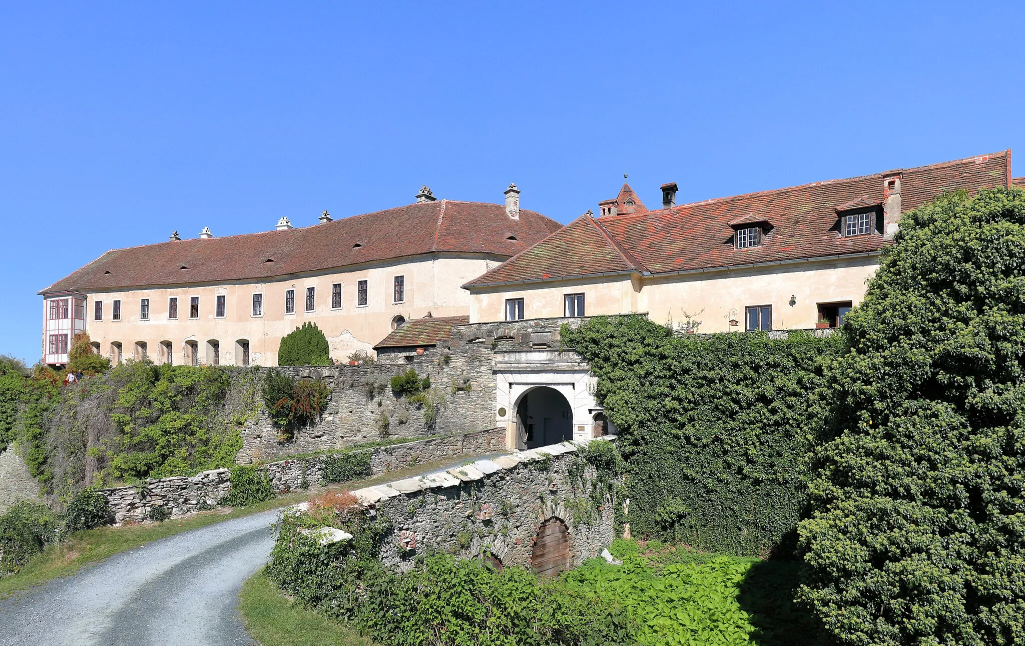 Photo showing: South view of Bernstein Castle, Burgenland, Austria.
