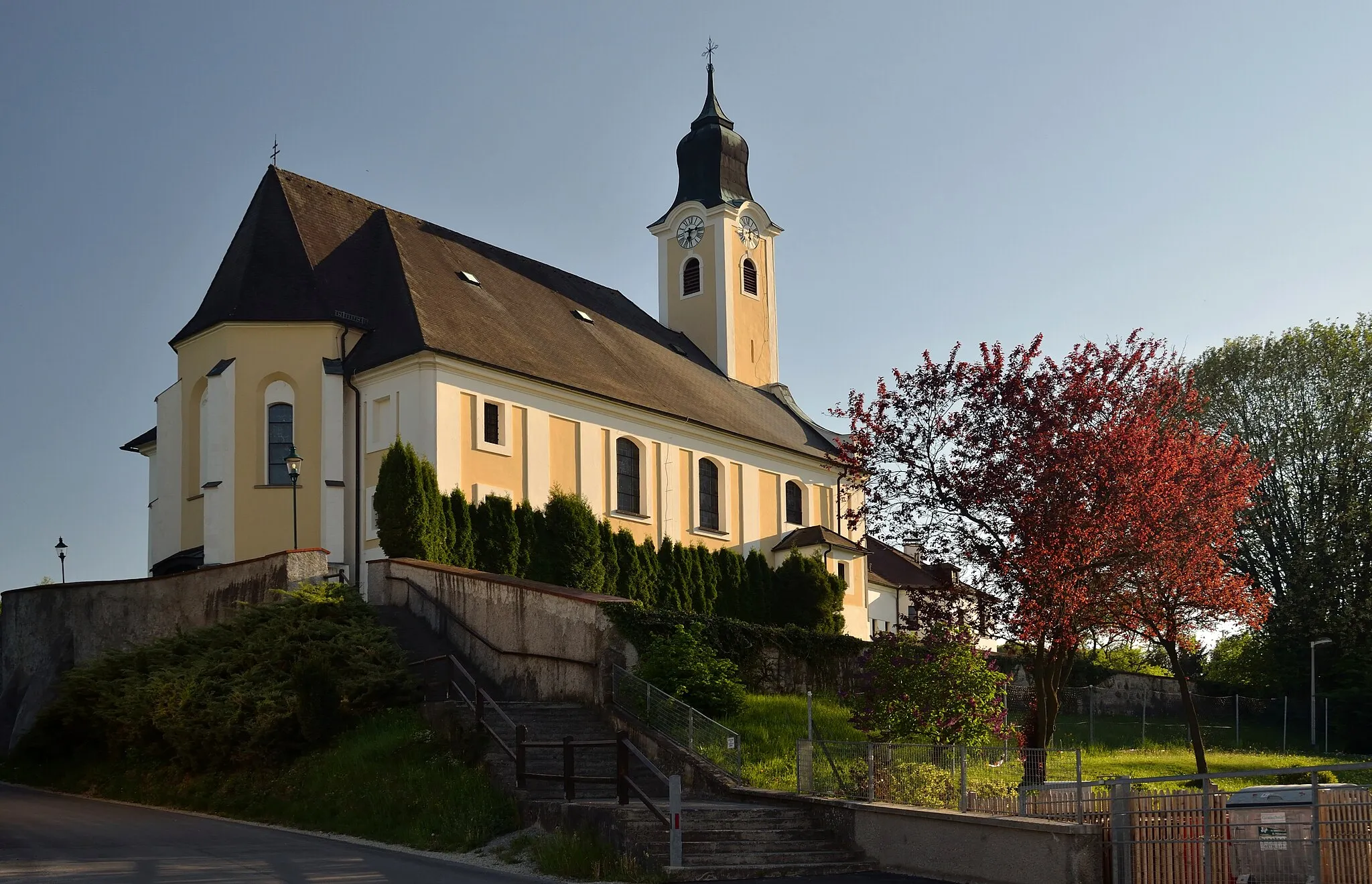 Photo showing: The parish church Mariä Himmelfahrt (church of the assumption) in Ollersbach, municipality of Neulengbach, Lower Austria, is protected as a cultural heritage monument.