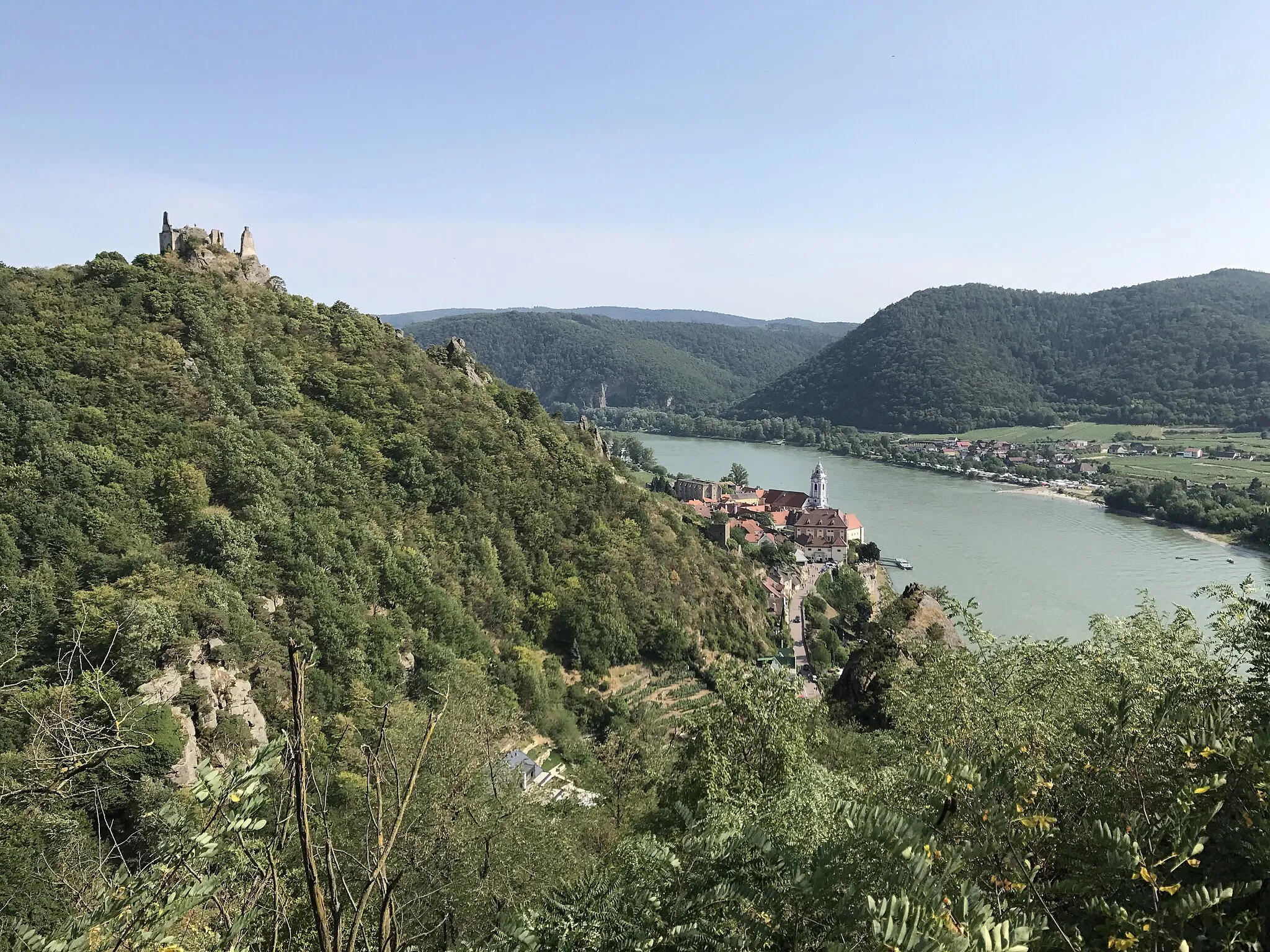 Photo showing: View of Dürnstein and Burgruine Dürnstein from above.