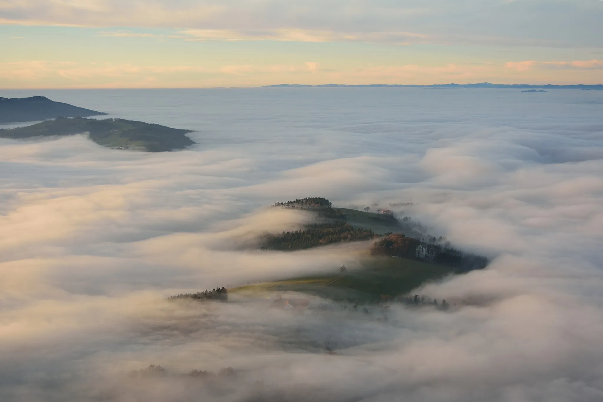 Photo showing: View from Blassenstein mountain near Scheibbs (Lower Austria) with fog over Erlauf valley and Danube.