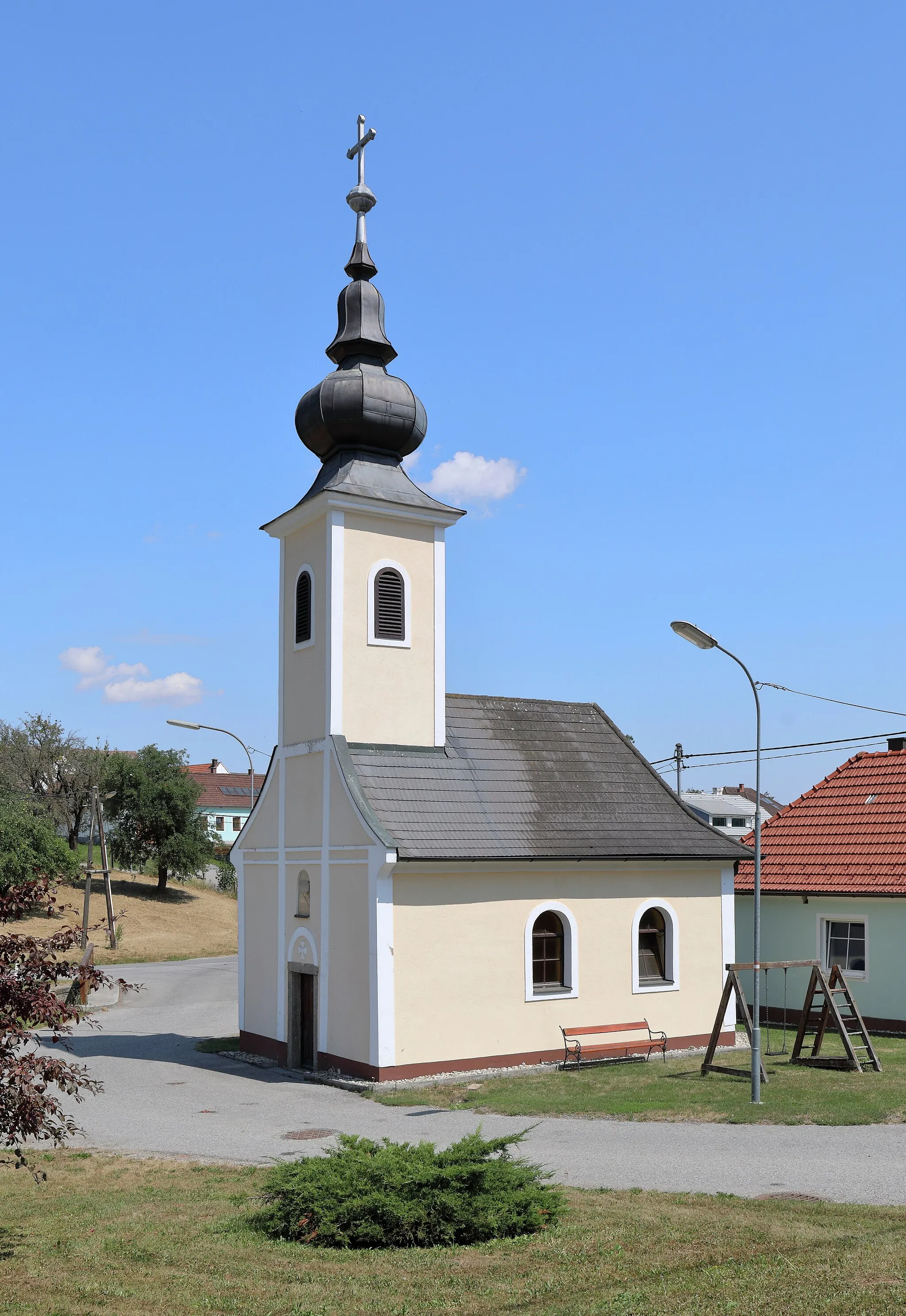 Photo showing: Ortskapelle von Zwinzen, ein Ortsteil der niederösterreichischen Stadtgemeinde Allentsteig. Der schlichte Bau mit Dachreiter wurde 1853 errichtet.