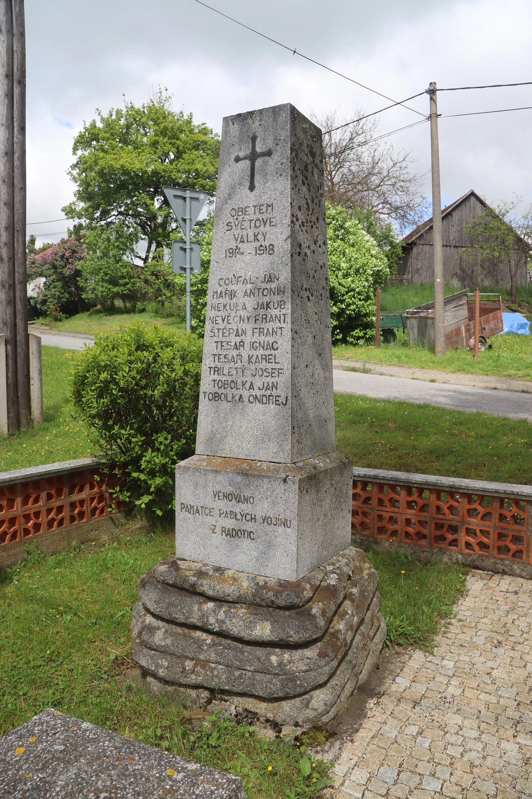 Photo showing: Overview of World War I memorial in Radotice, Třebíč District.