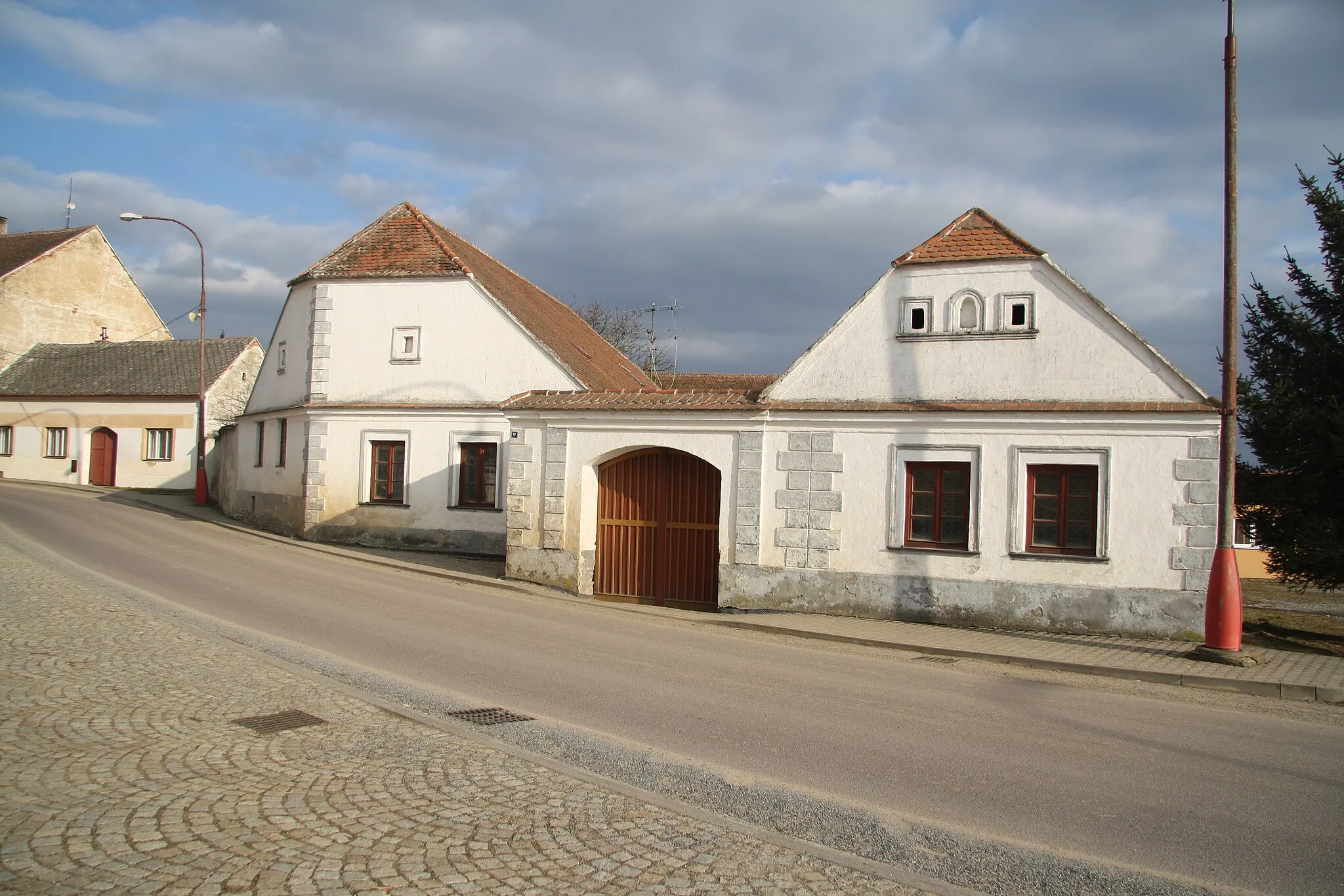 Photo showing: Overview of cultural monuments house no. 14 in Kdousov, Třebíč District.