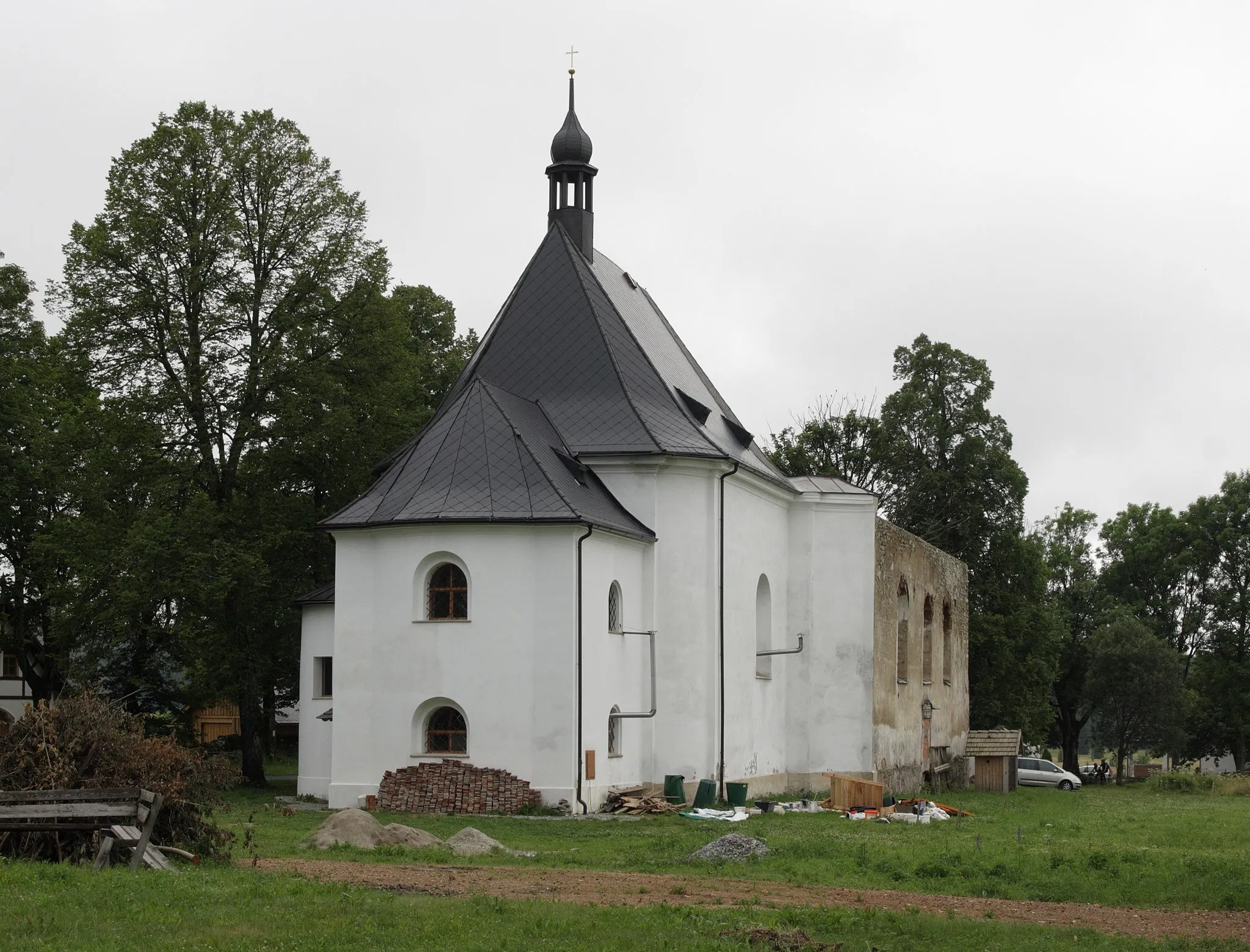 Photo showing: Pohoří na Šumavě - kostel Svaté Panny Marie Dobré Rady, rekonstruovaný závěr.