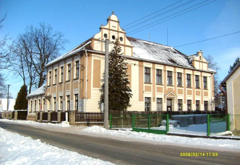 Photo showing: Klikov - škola z roku 1908