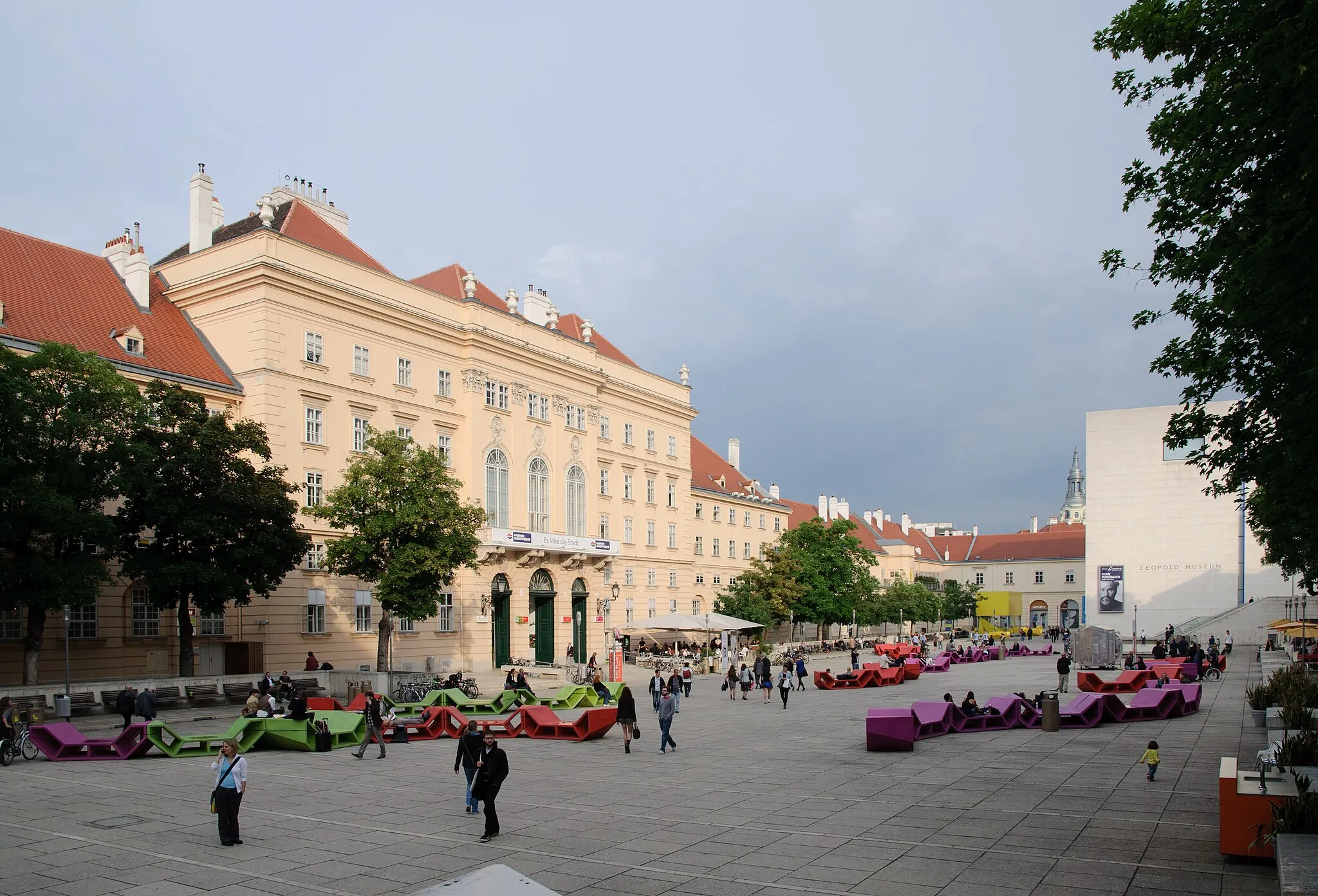 Photo showing: MuseumsQuartier courtyard in Vienna, Austria.
