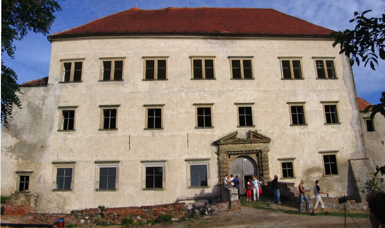 Photo showing: Castle in Dolní Kounice - the north-west front.