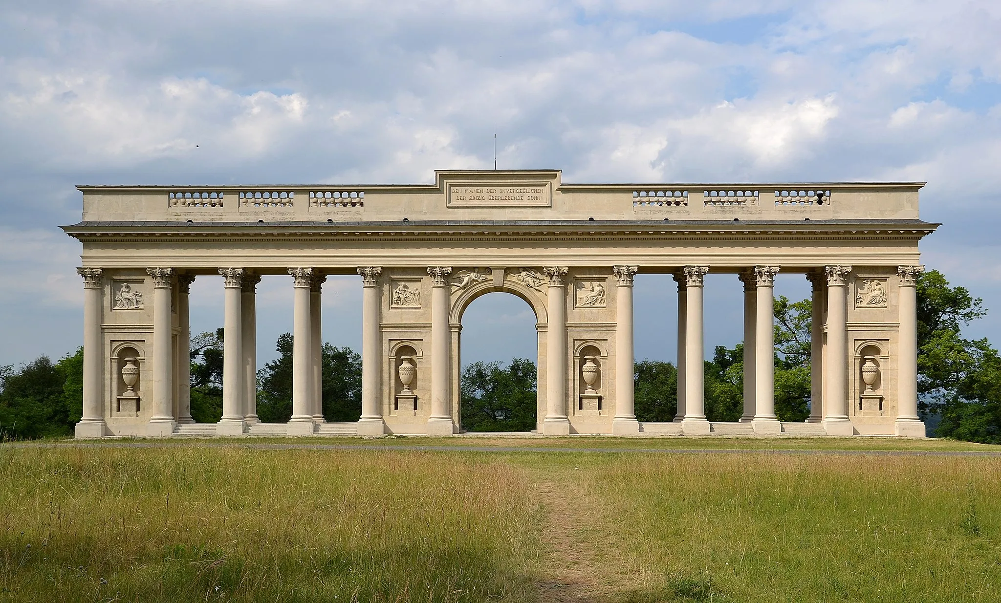Photo showing: Reistna colonnade, Valtice (Feldsberg), Czech Republic