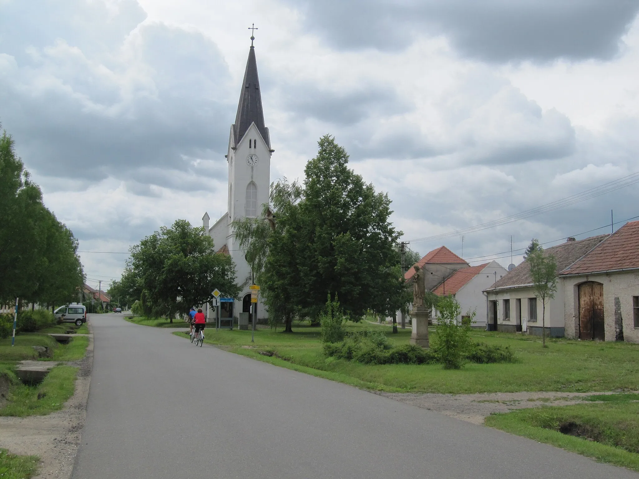 Photo showing: Nový Přerov in Břeclav District, Czech Republic. Common with the church of St. Michael the Archangel.