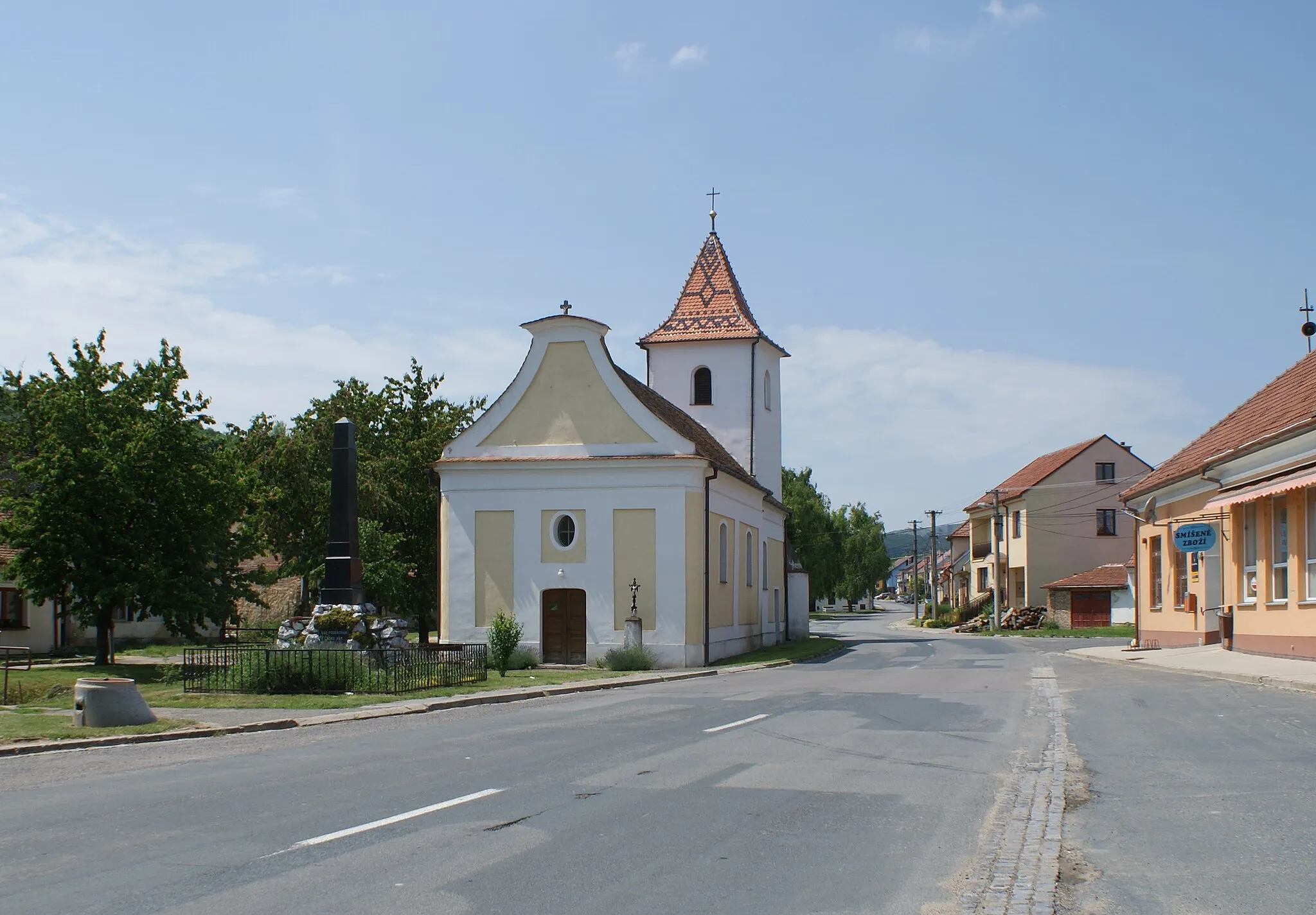 Photo showing: Milovice, a village in Břeclav District, Czech Republic, part of the village commons with the church.