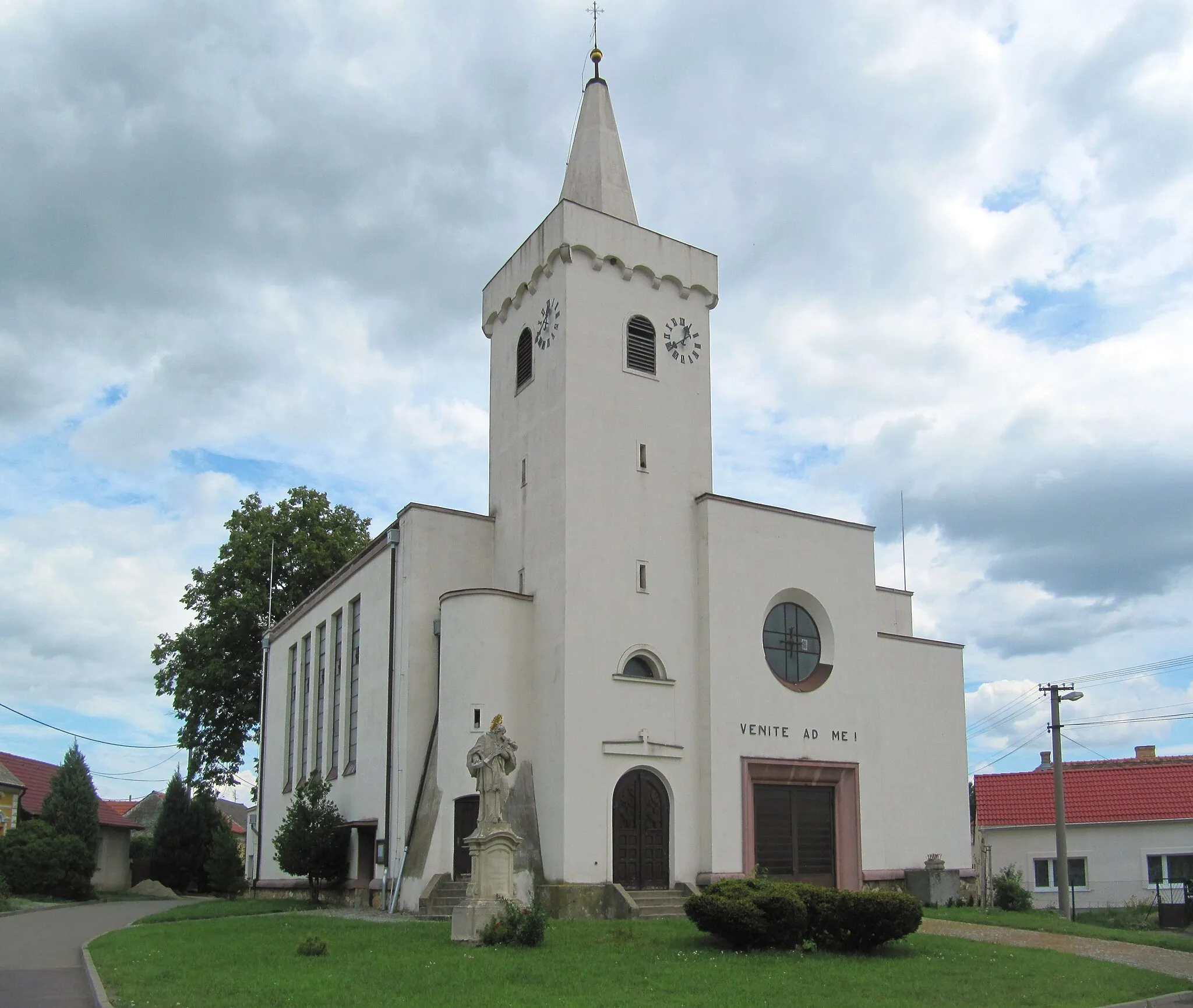 Photo showing: Jevišovka in Břeclav District, Czech Republic. Church of the Holy Kunigunde, original church was rebuilt in the years 1929-1932 in the functionalist style, the Gothic tower (the rest of the original building) and the Baroque statue of St. John of Nepomuk.