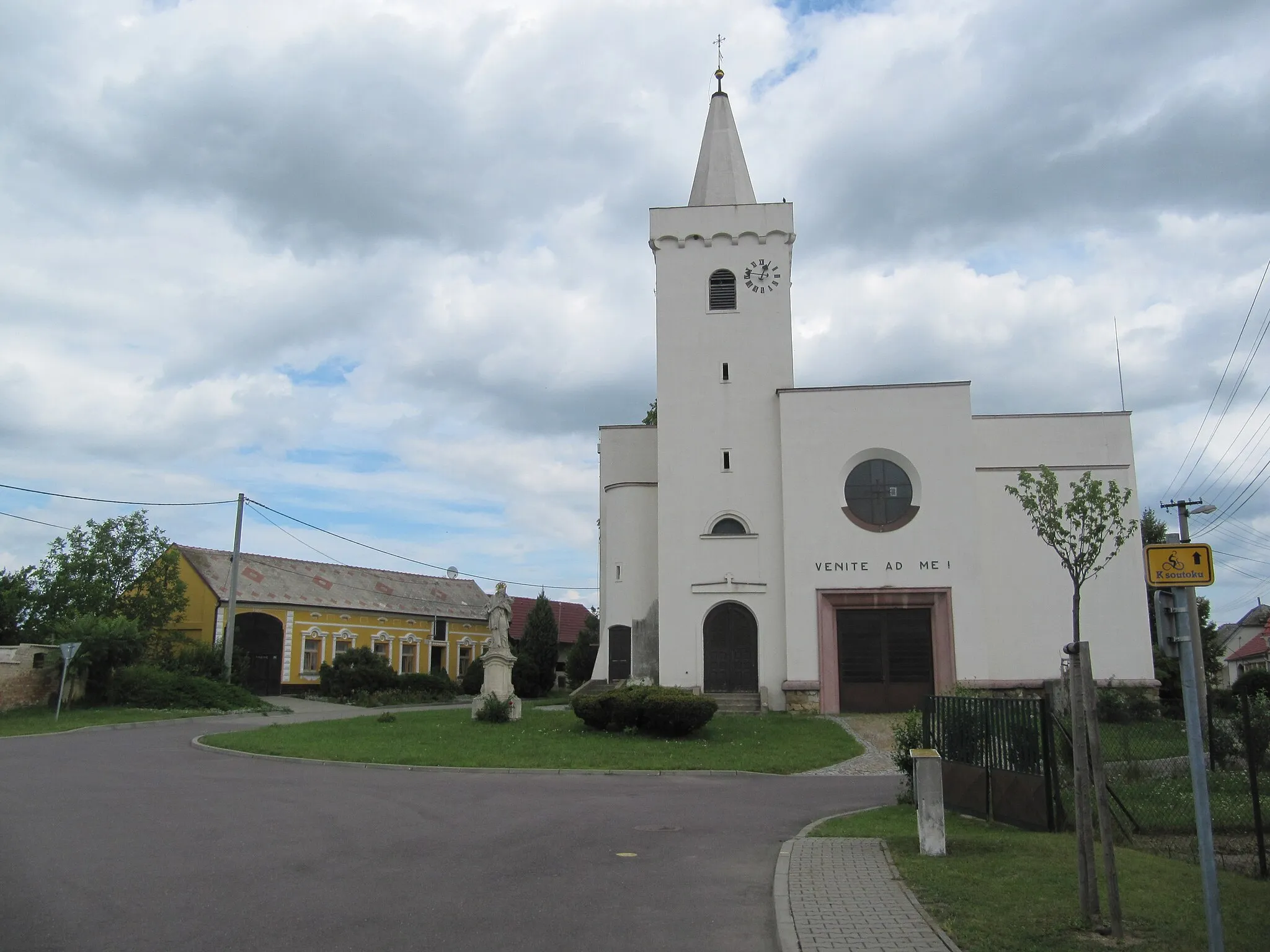 Photo showing: Jevišovka in Břeclav District, Czech Republic. Common. Church of the Holy Kunigunde, original church was rebuilt in the years 1929-1932 in the functionalist style, the Gothic tower (the rest of the original building) and the Baroque statue of St. John of Nepomuk.
