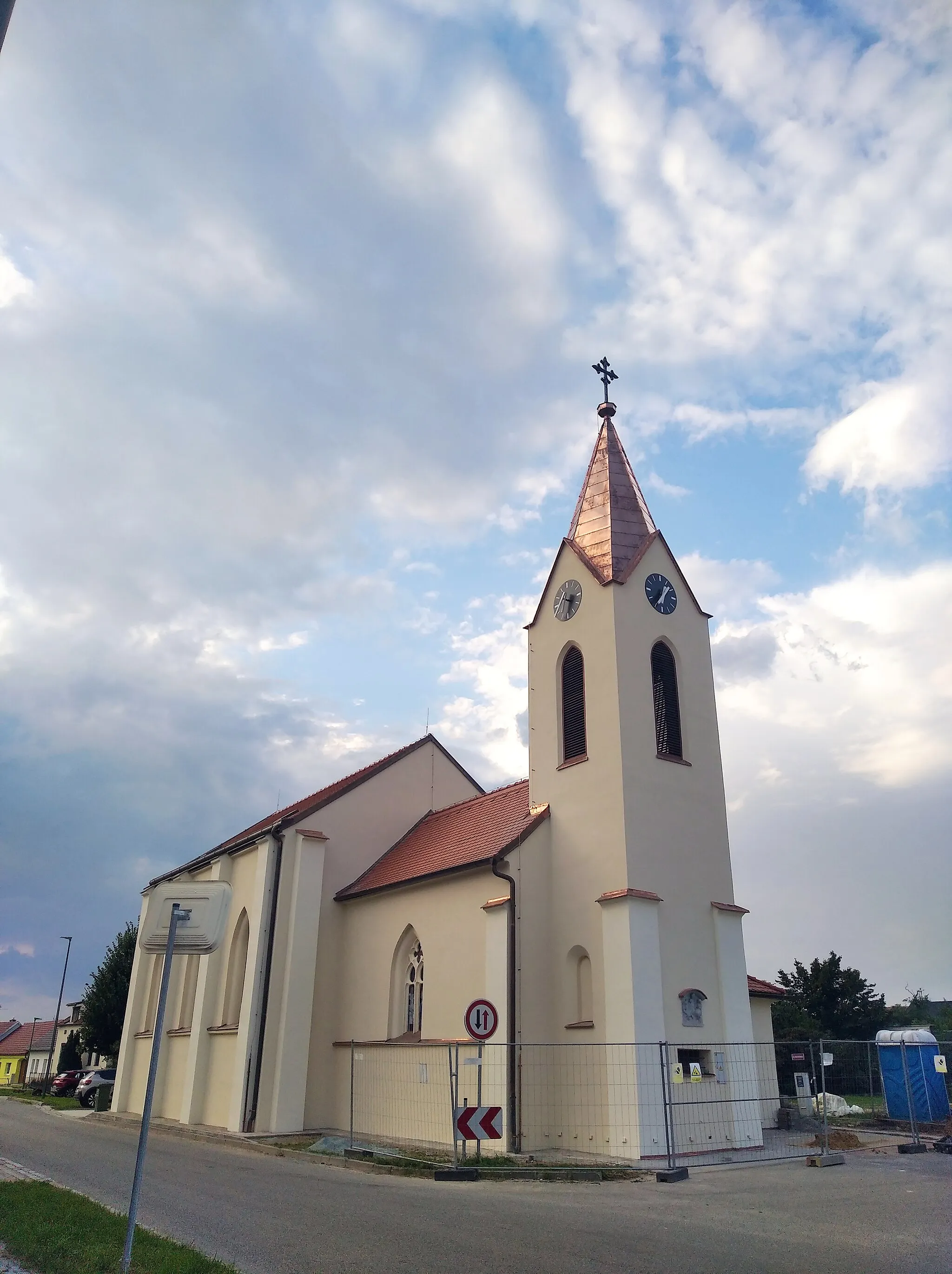 Photo showing: zrekonstruovaný kostel sv. Bartoloměje v Hruškách u Břeclavi, foceno 17.8.2023