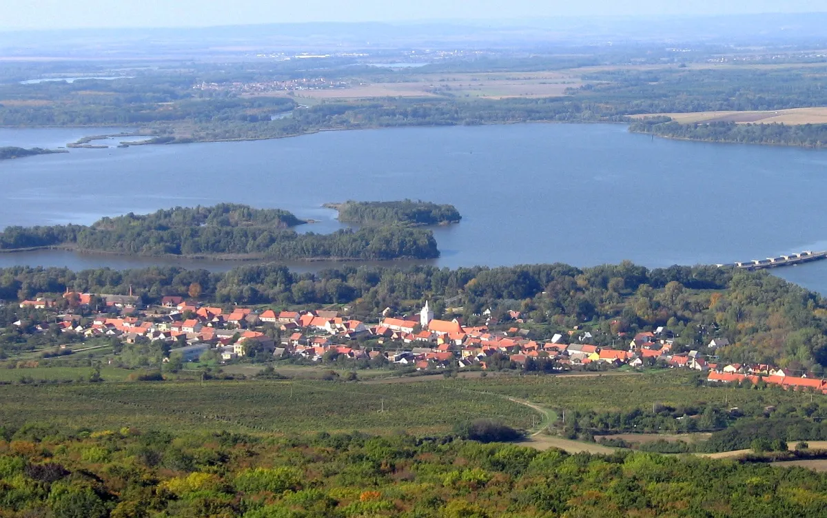Photo showing: Dolní Věstonice z Děvína.