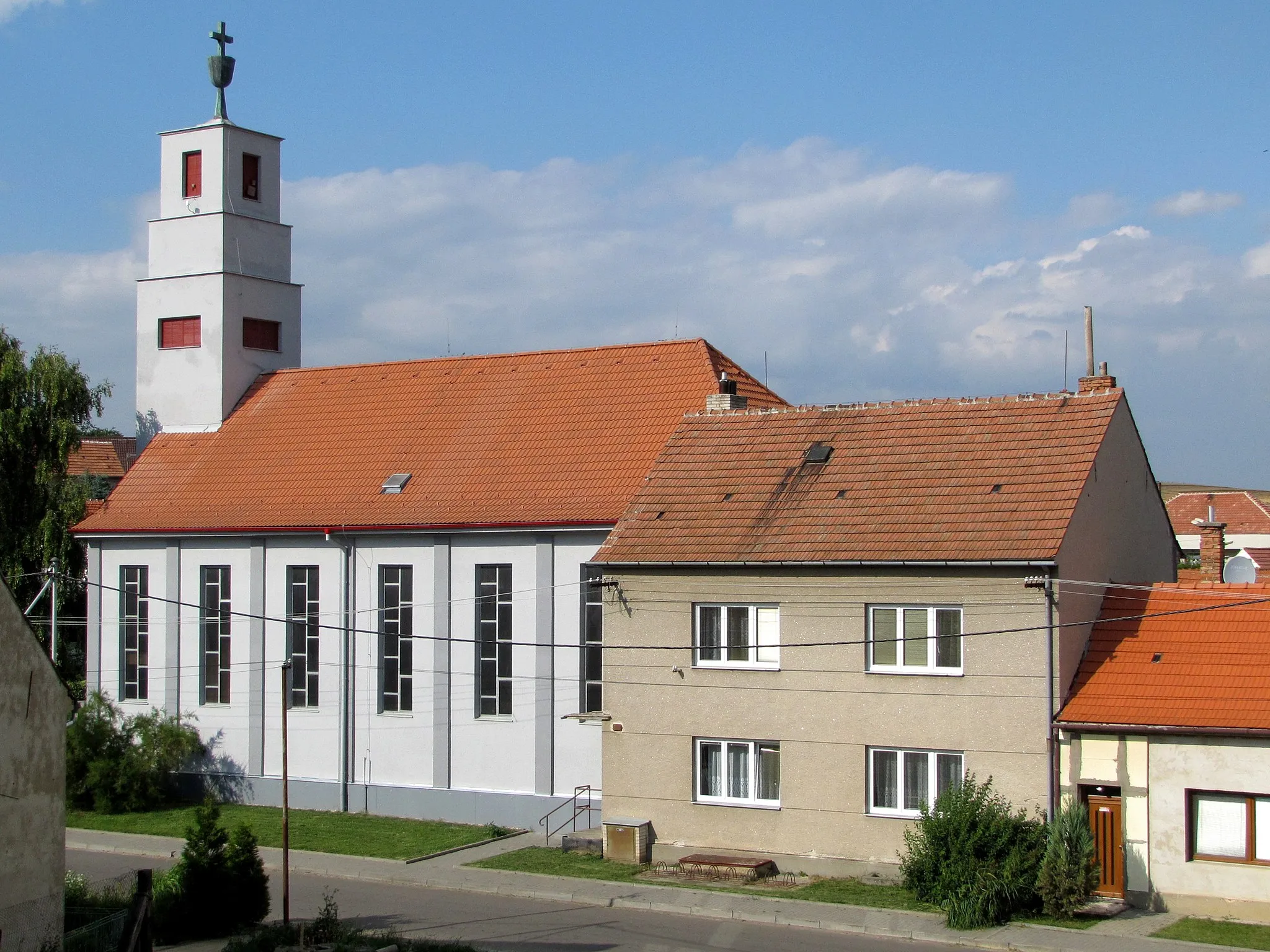 Photo showing: Chrám Spasitele - kostel Církve československé husitské v Hovoranech z roku 1957 a fara (dům vpravo)