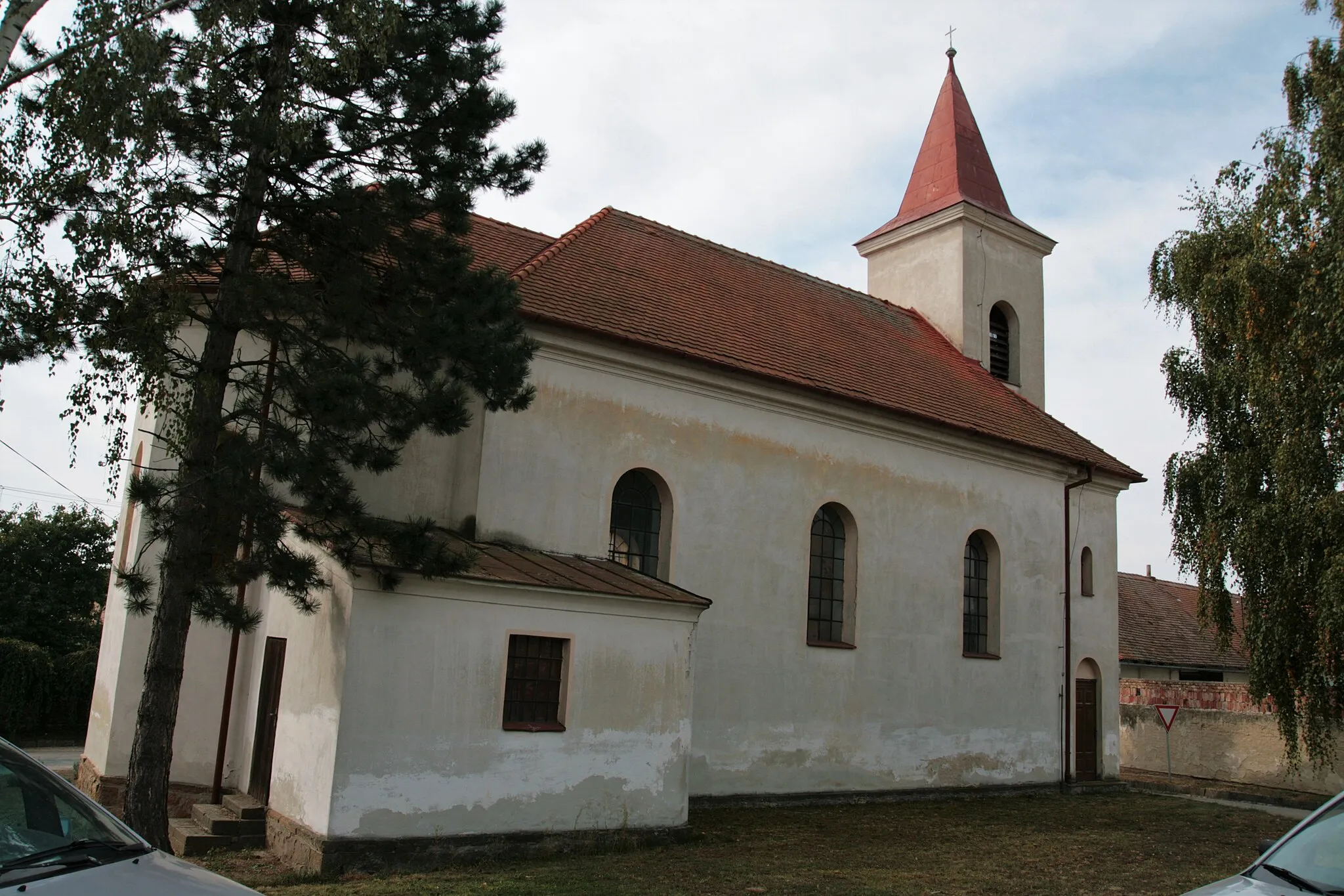 Photo showing: Obec Kubšice v okrese Znojmo, mezi Pohořelicemi a Moravským Krumlovem. Kostel Panny Marie Bolestné na návsi, pohled od severu.