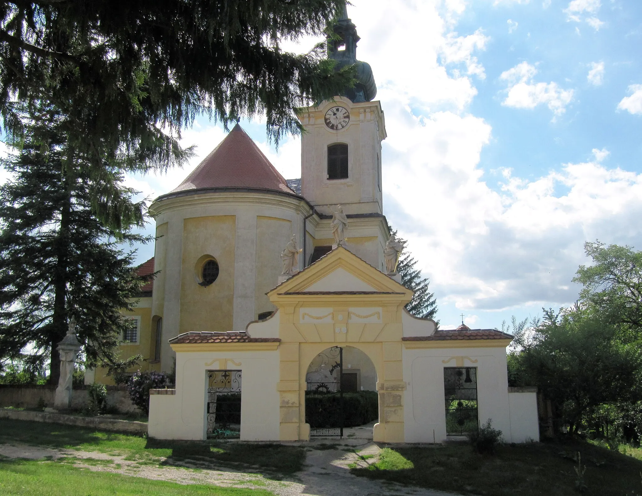 Photo showing: Hrádek in Znojmo District, Czech Republic. Church of St. Peter and Paul from years 1761-64.