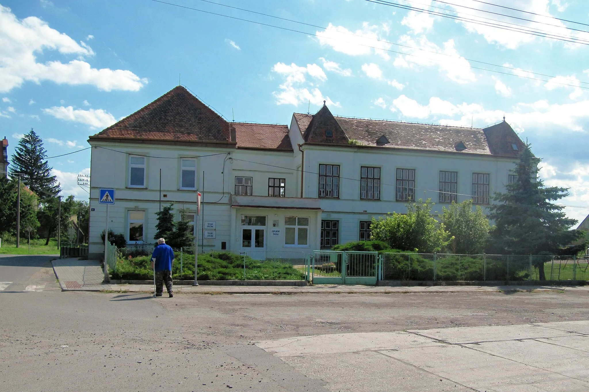Photo showing: Hrádek in Znojmo District, Czech Republic. School.