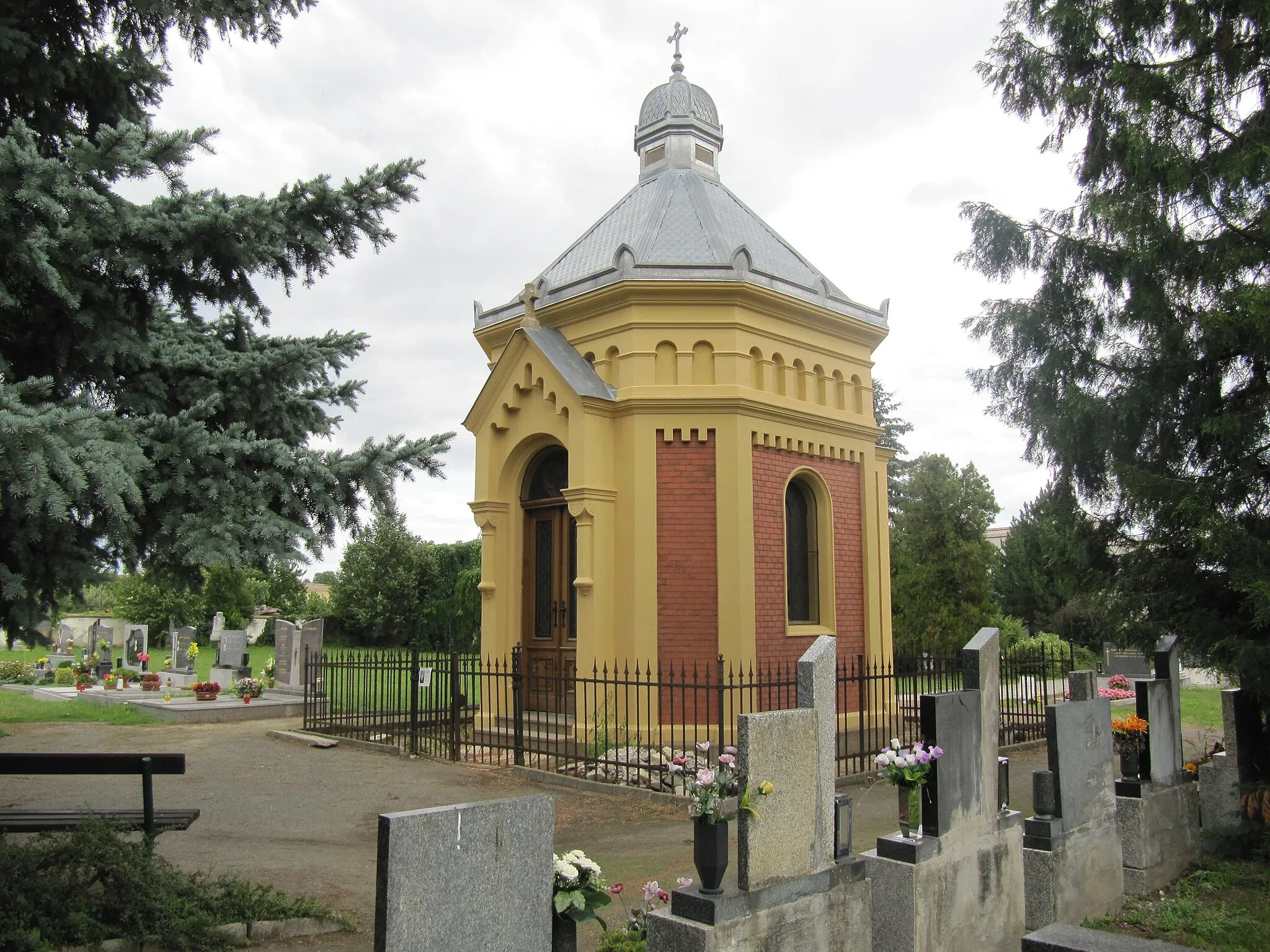 Photo showing: Hrušovany nad Jevišovkou in Znojmo District, Czech Republic. Cemetery chapel.