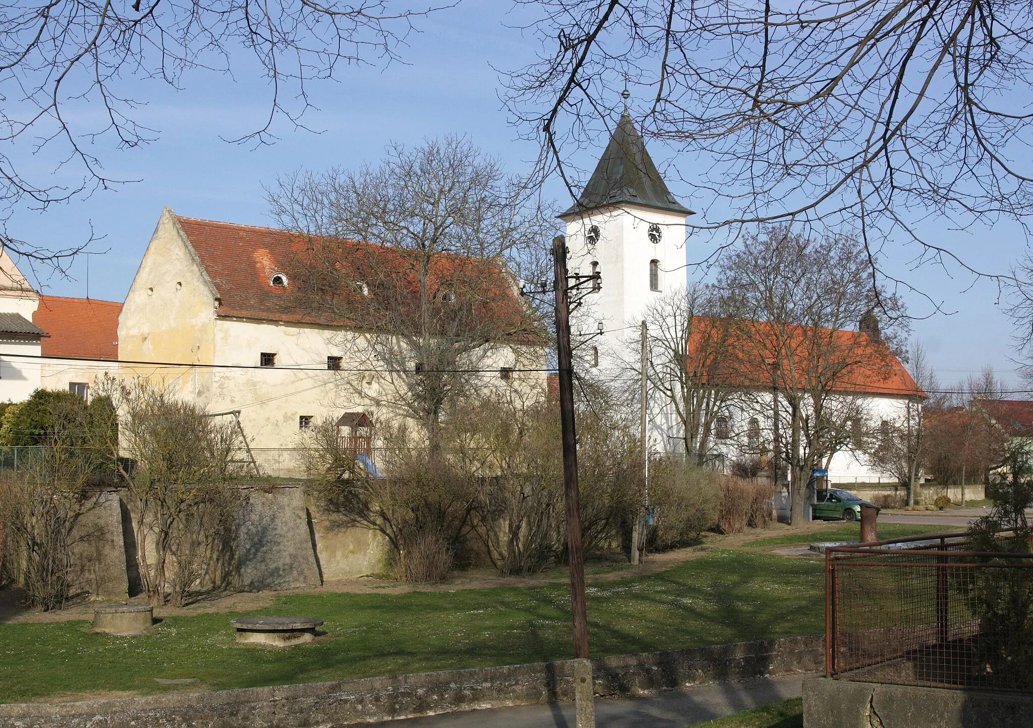 Photo showing: Horní Kounice - kostel a tvrz.