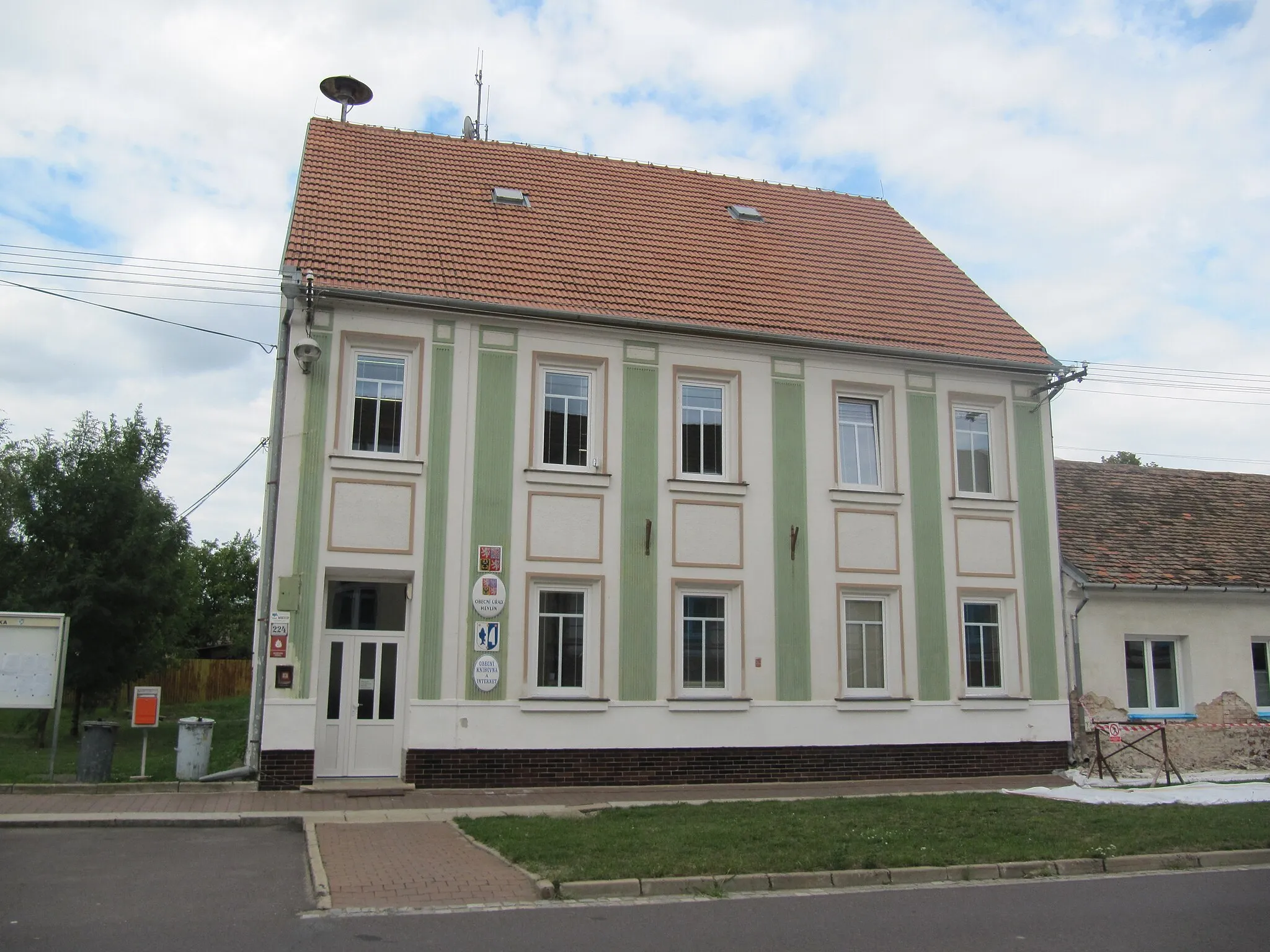 Photo showing: Hevlín in Znojmo District, Czech Republic. Municipal office.