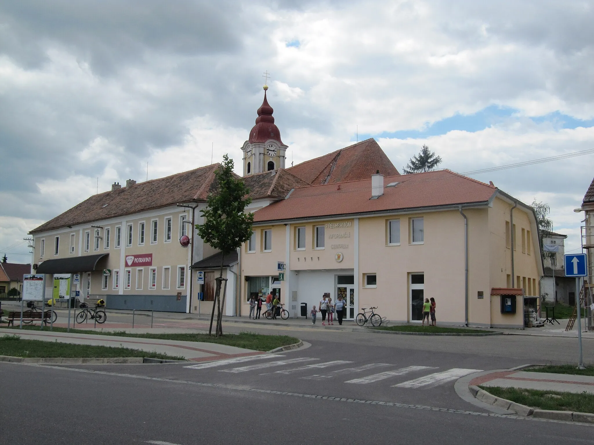 Photo showing: Hevlín in Znojmo District, Czech Republic. Information center on the village square.