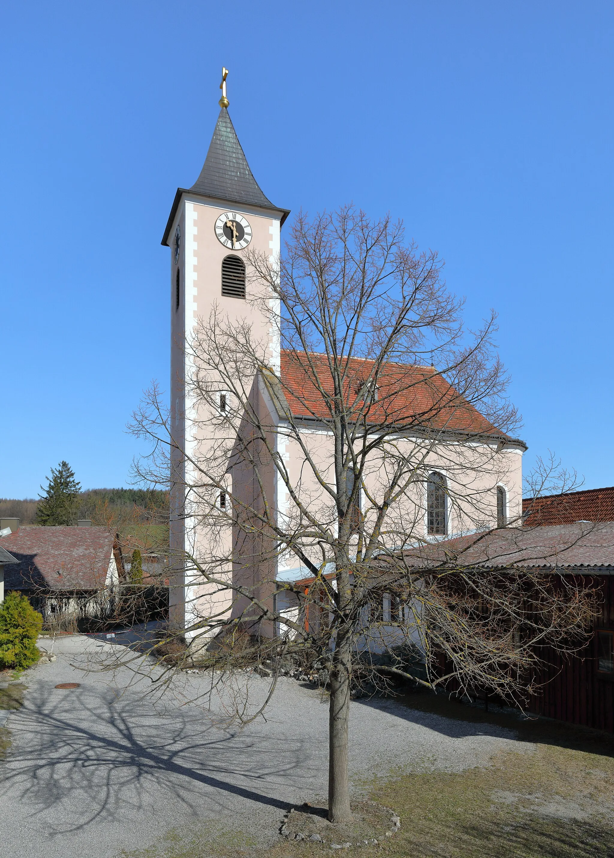 Photo showing: Südsüdwestansicht der röm.-kath. Filialkirche hl. Ulrich in Siegenfeld, ein Ortsteil der niederösterreichischen Gemeinde Heiligenkreuz. Der schlichte Barockbau mit vorgestelltem Turm wurde 1730/40 errichtet.