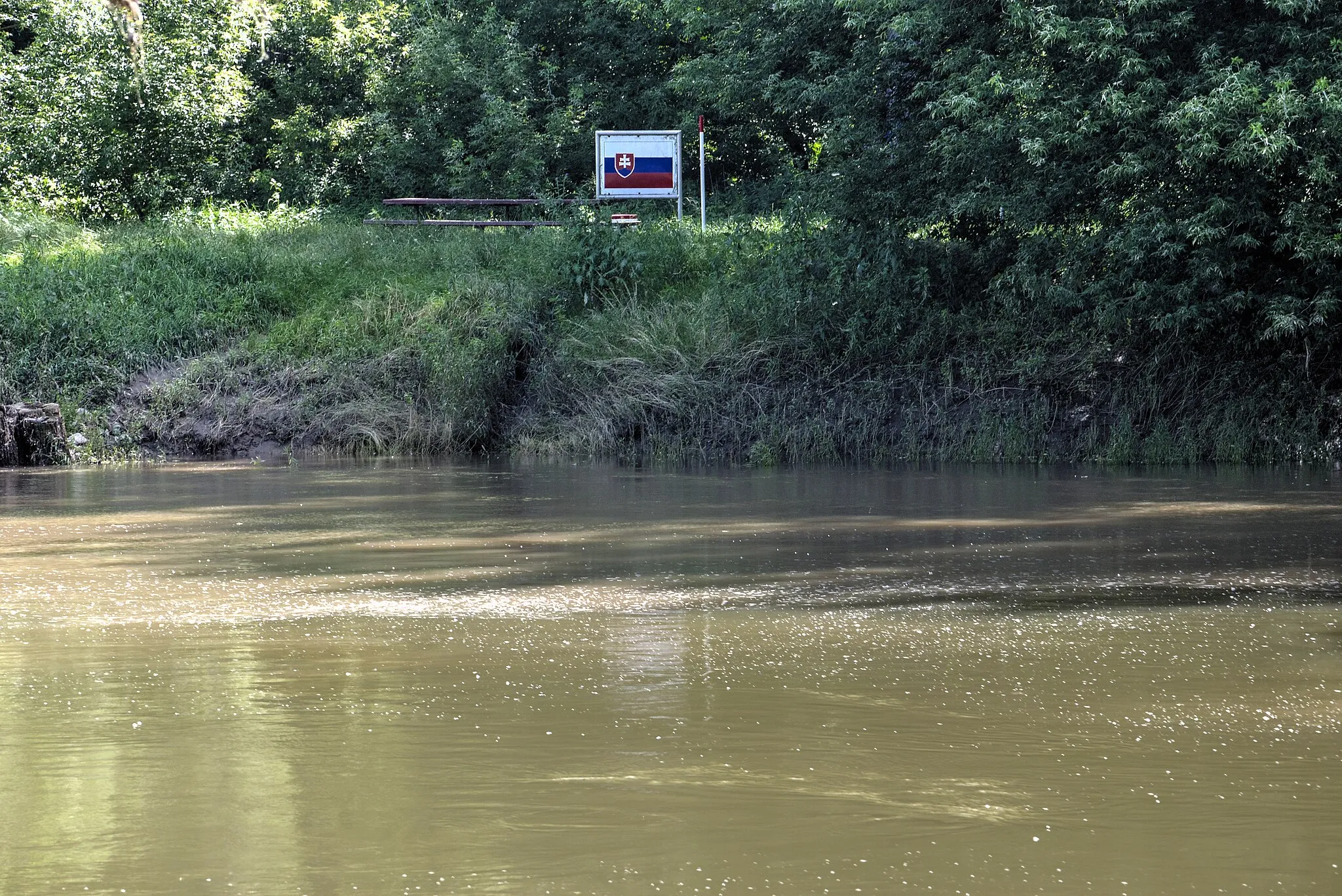 Photo showing: The confluence of the March and Thaya forms the border between Austria, Slovakia and the Czech Republic (Tripoint). The photo was taken from the Austrian side.