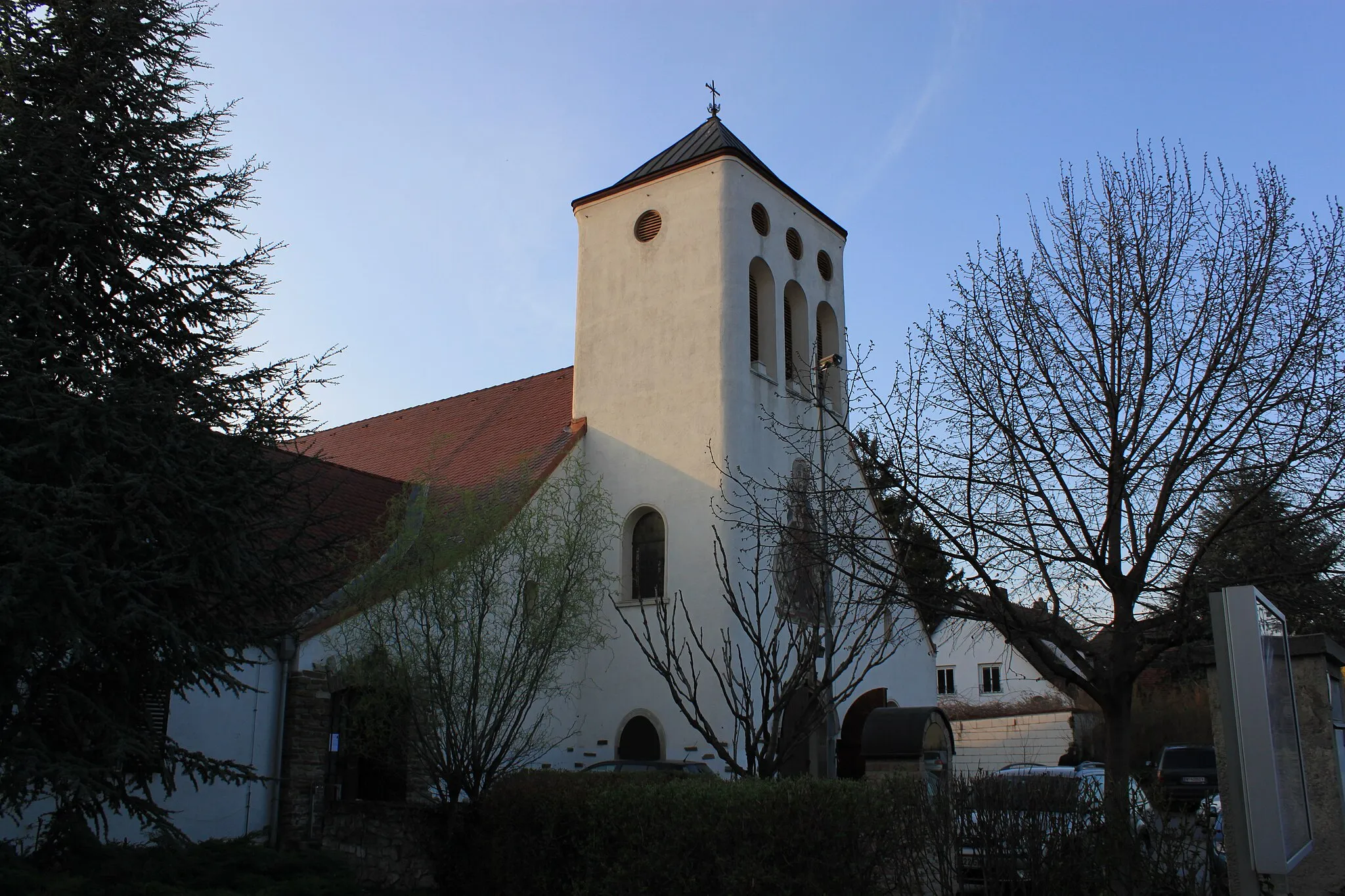 Photo showing: Pfarrkirche Herz Mariä in Leopoldsdorf bei Wien