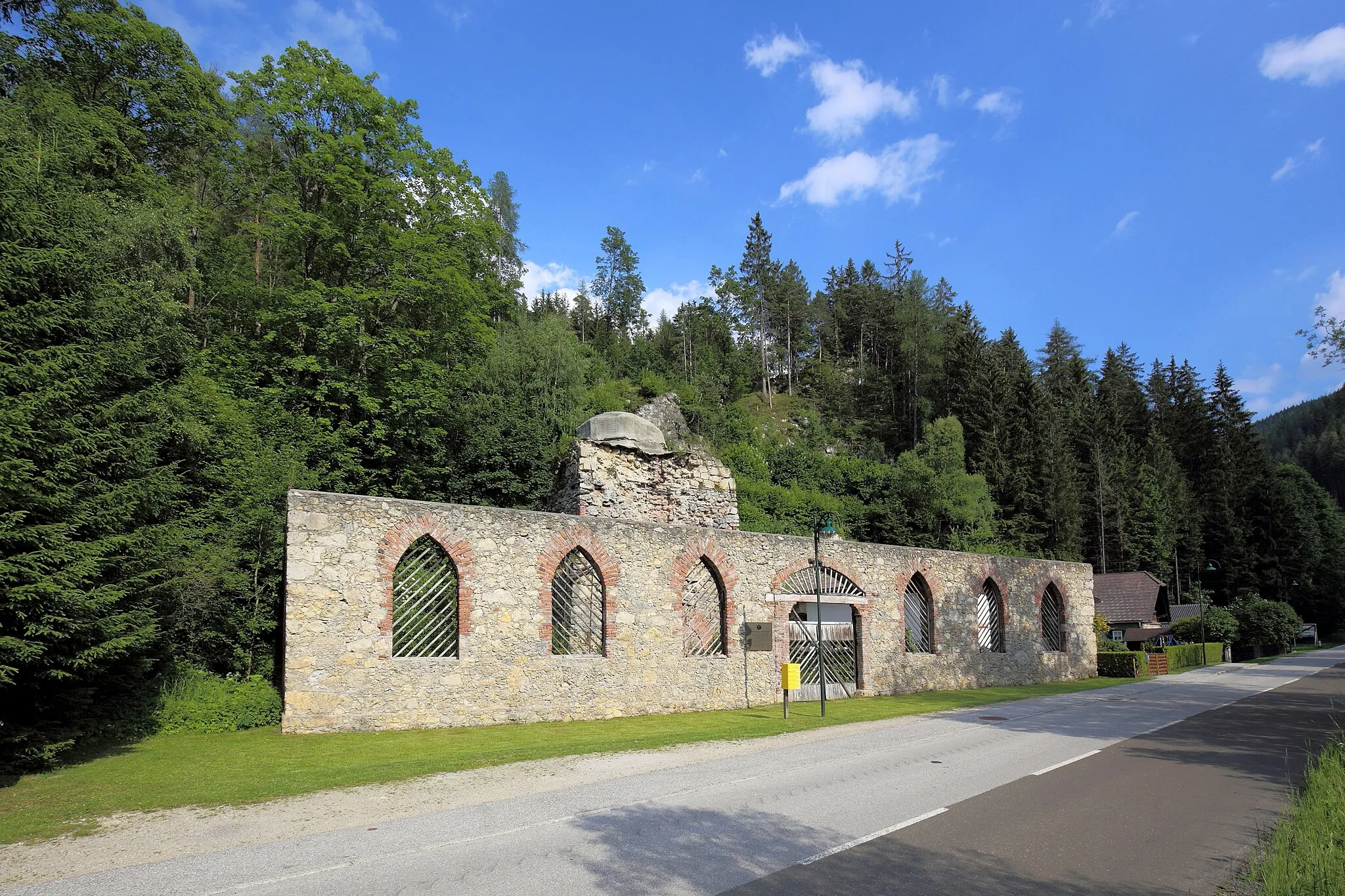 Photo showing: Die Alfredhütte in Steinhaus am Semmering, ein Ortsteil der österreichischen Gemeinde Spital am Semmering im Bezirk Bruck-Mürzzuschlag in der Steiermark. Die Hütte im „Industriegotik-Stil“ mit Spitzbogenfenstern wurde 1838/1839 im Auftrag von Alfred Fürst von Schönburg-Hartenstein errichtet, produzierte bis zu 3000 Tonnen Roheisen pro Jahr und wurde 1885 stillgelegt.