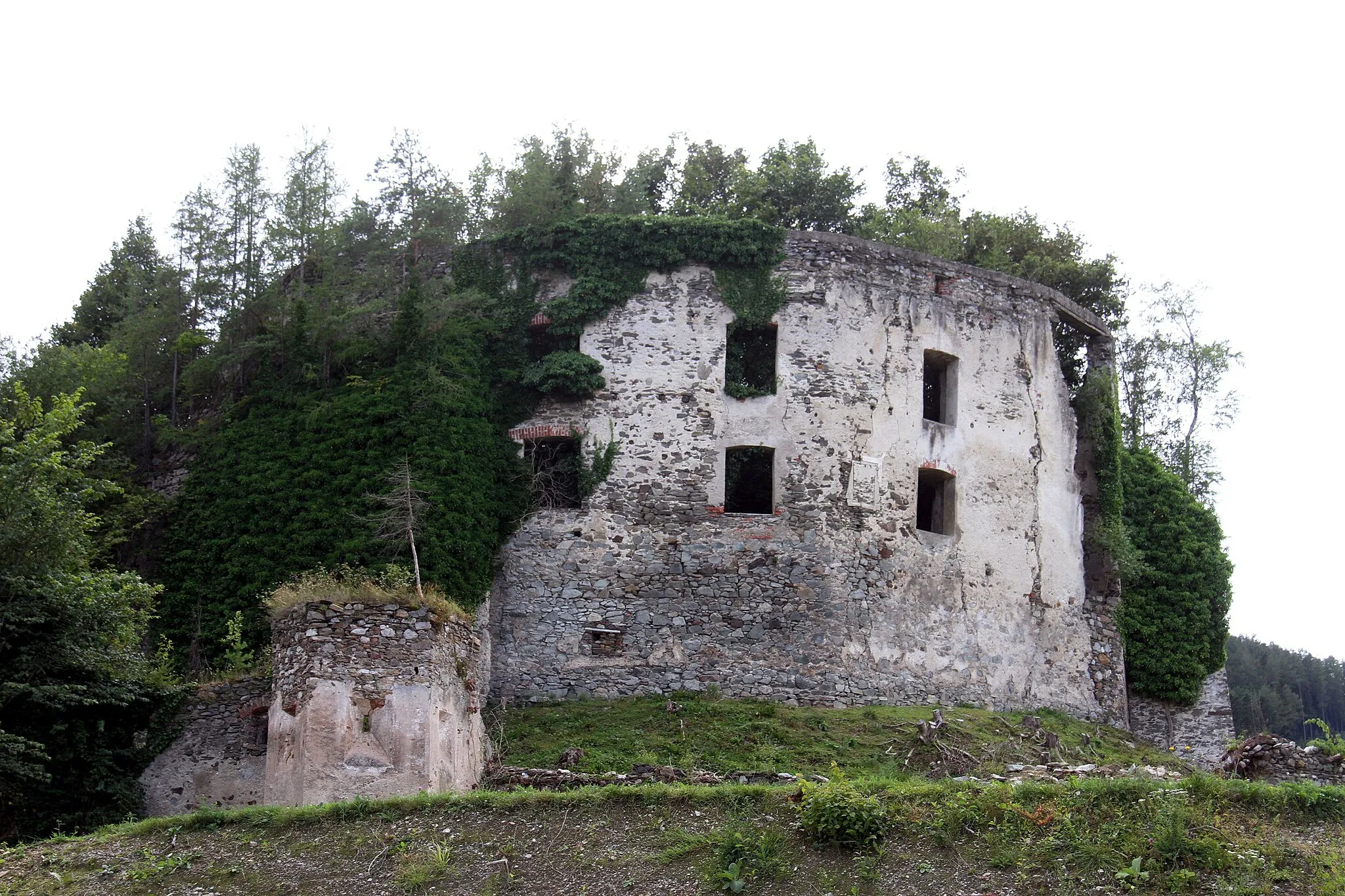 Photo showing: Municipality Hollenthon in Lower Austria. – The photo shows the ruin of Stickelberg castle (view from northeast).