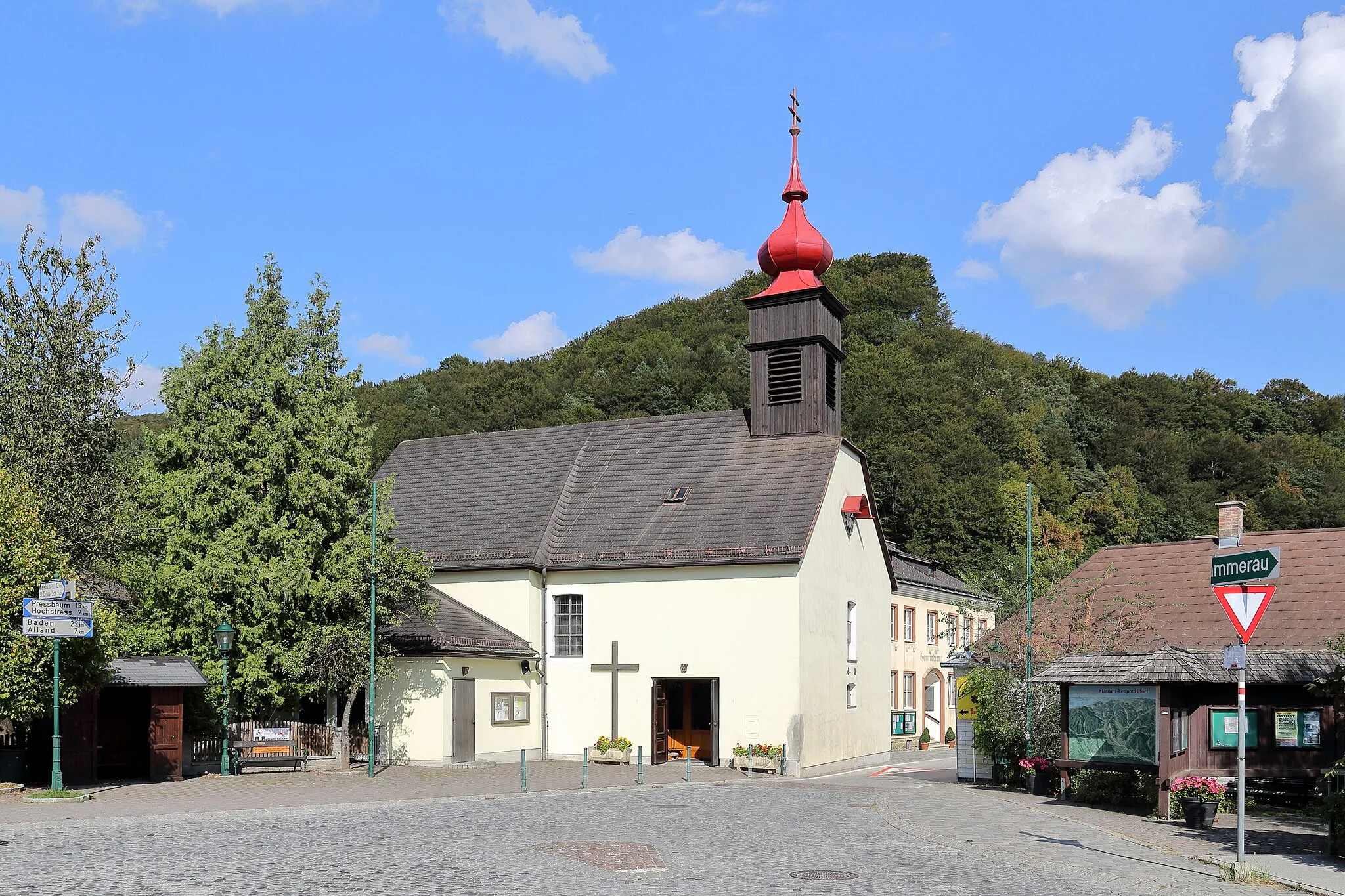 Photo showing: Westansicht der röm.-kath. Pfarrkirche hl. Leopold in der niederösterreichischen Gemeinde Klausen-Leopoldsdorf. Eine einfache Saalkirche mit Schopfwalmdach und Dachreiter. Sie entstand 1780 durch Umbau und wesentliche Erweiterung einer steinernen Kapelle, die in den 1750er Jahren errichtet wurde. Der Dachreiter mit Zwiebelhelm stammt aus dem Jahr 1840.