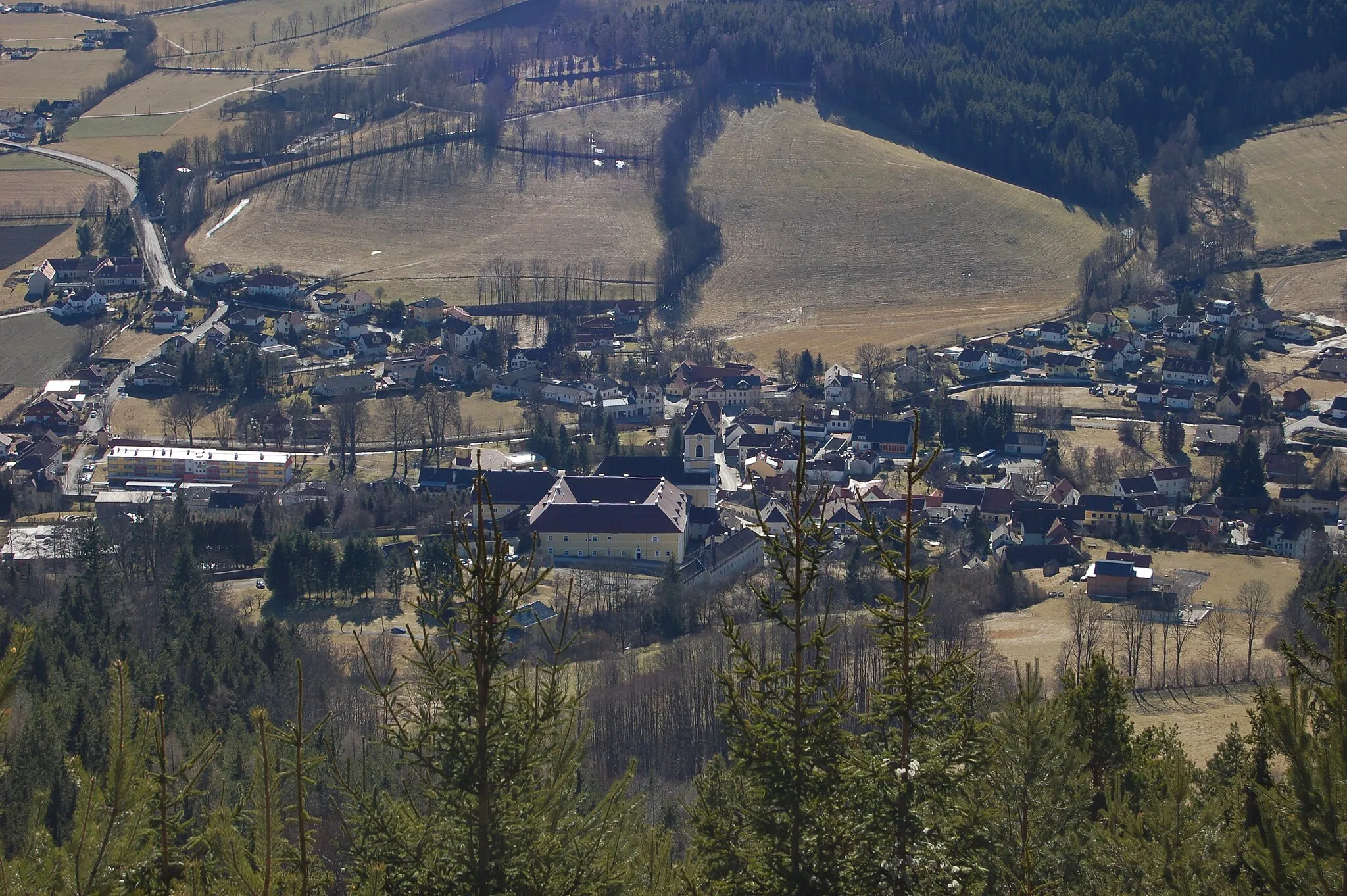 Photo showing: View of the centre of Kirchberg am Wechsel, Lower Austria, with St. Jacob parish church and the Dominican Sisters' monastery, from Kernstock look-out