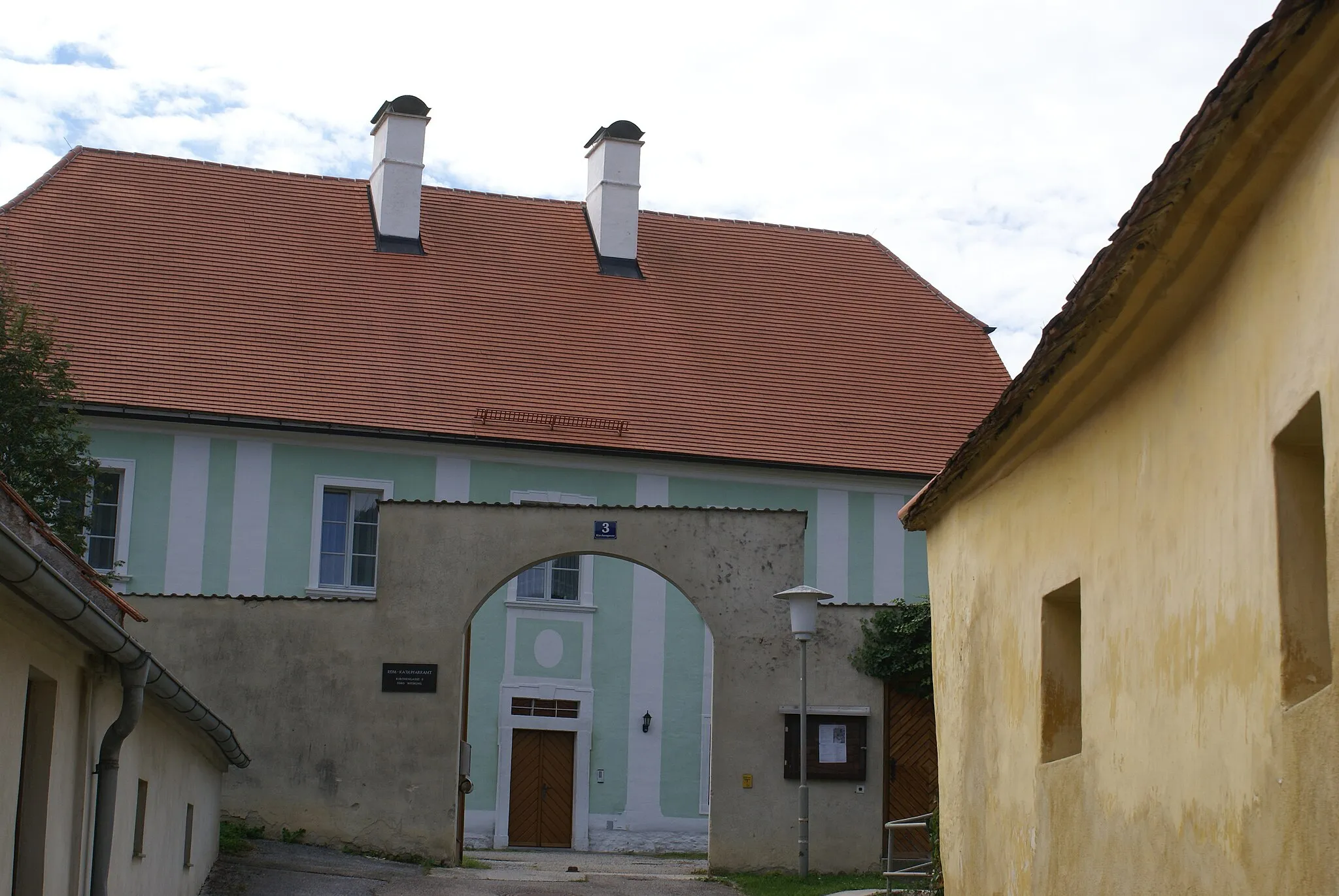 Photo showing: Rectory and main gate in Mödring, Horn, Lower Austria