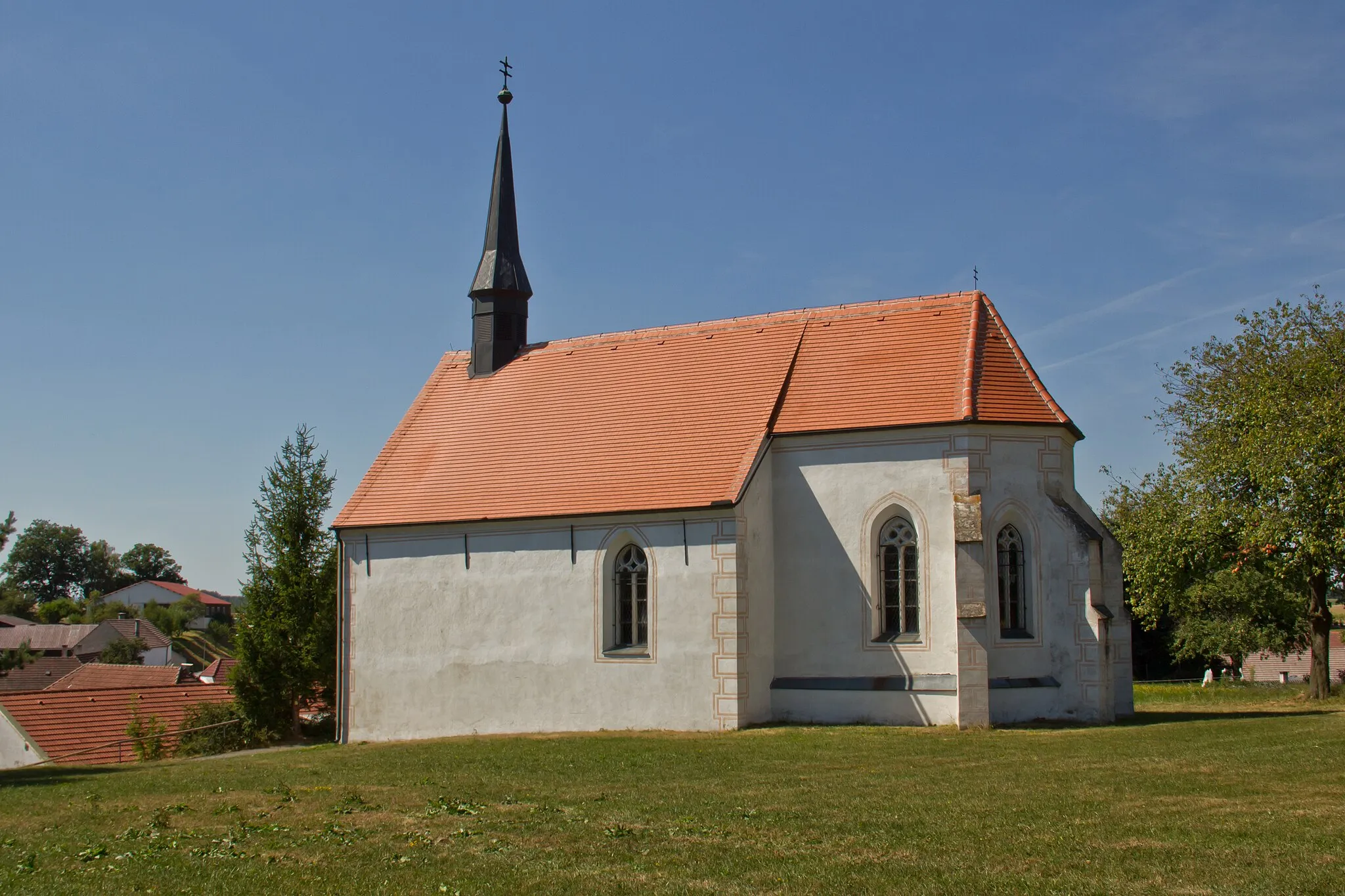 Photo showing: Die auf einem ehemaligen Hausberg erhöht gelegene Pfarrkirche hl. Leopold ist ein kleiner spätgotischer Bau aus der Zeit um 1500