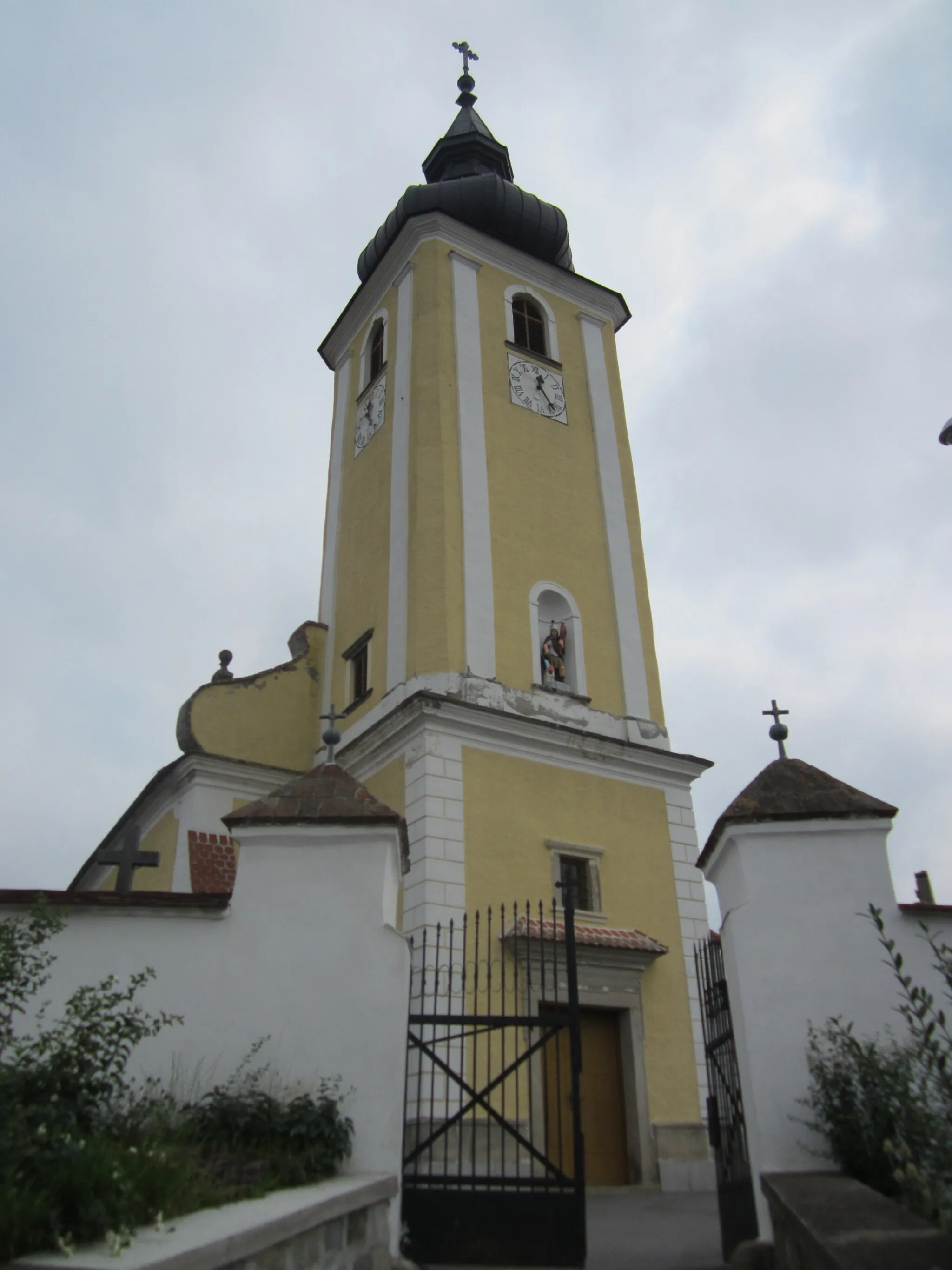 Photo showing: Im Kern romanische, barockisierte Saalkirche mit barockem Westturm in Waldkirchen an der Thaya